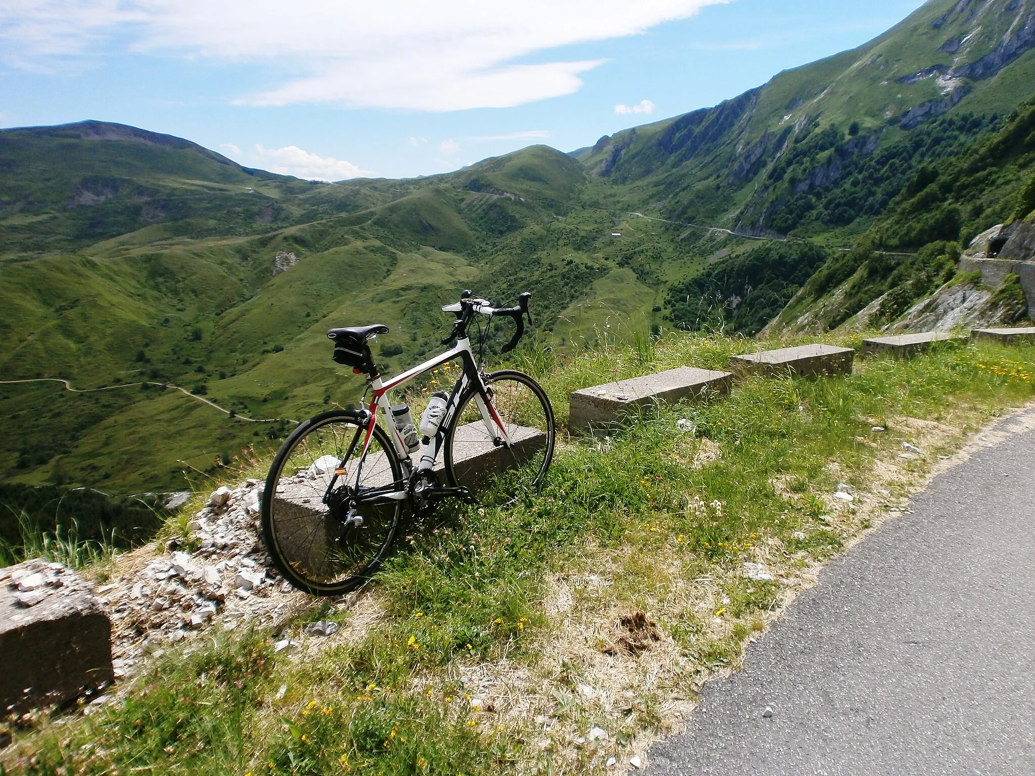 Photo showing: Cicloturismo-inicio del Col del Aubisque y circo del Soulor al fondo-Francia-2014