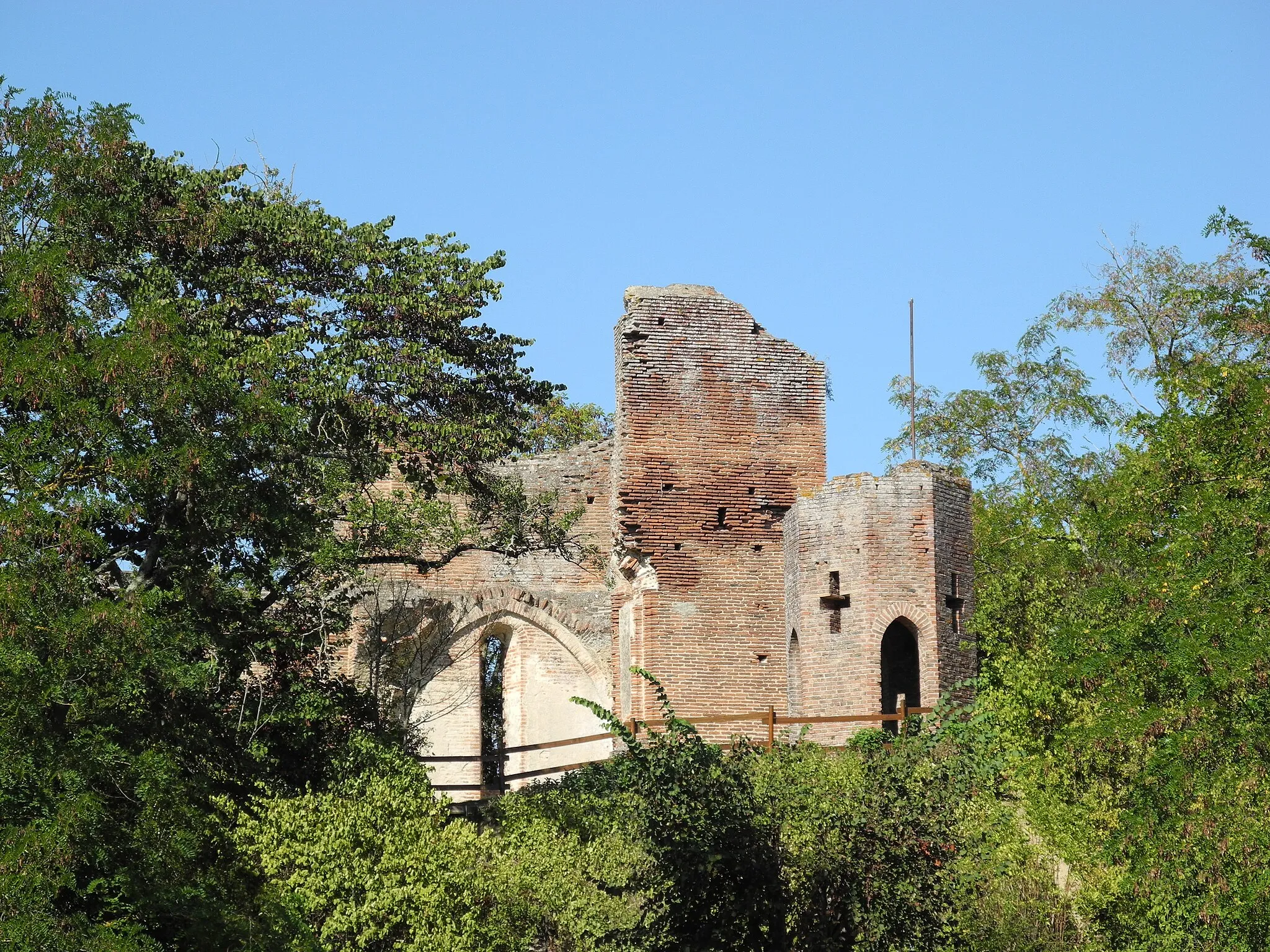 Photo showing: Saint-Sulpice (Tarn, Midi-Pyrénées, France) : Le castela vu du Sud.