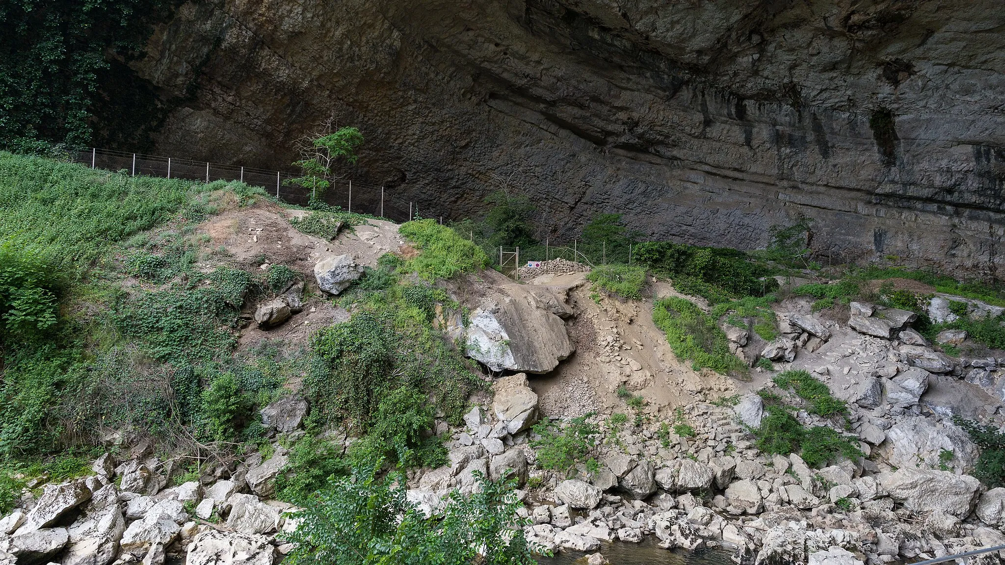 Photo showing: Galerie mit archäologischen Grabungsflächen am Südportal der Grotte du Mas-d'Azil bei Le Mas-d'Azil, Ariège, Frankreich.