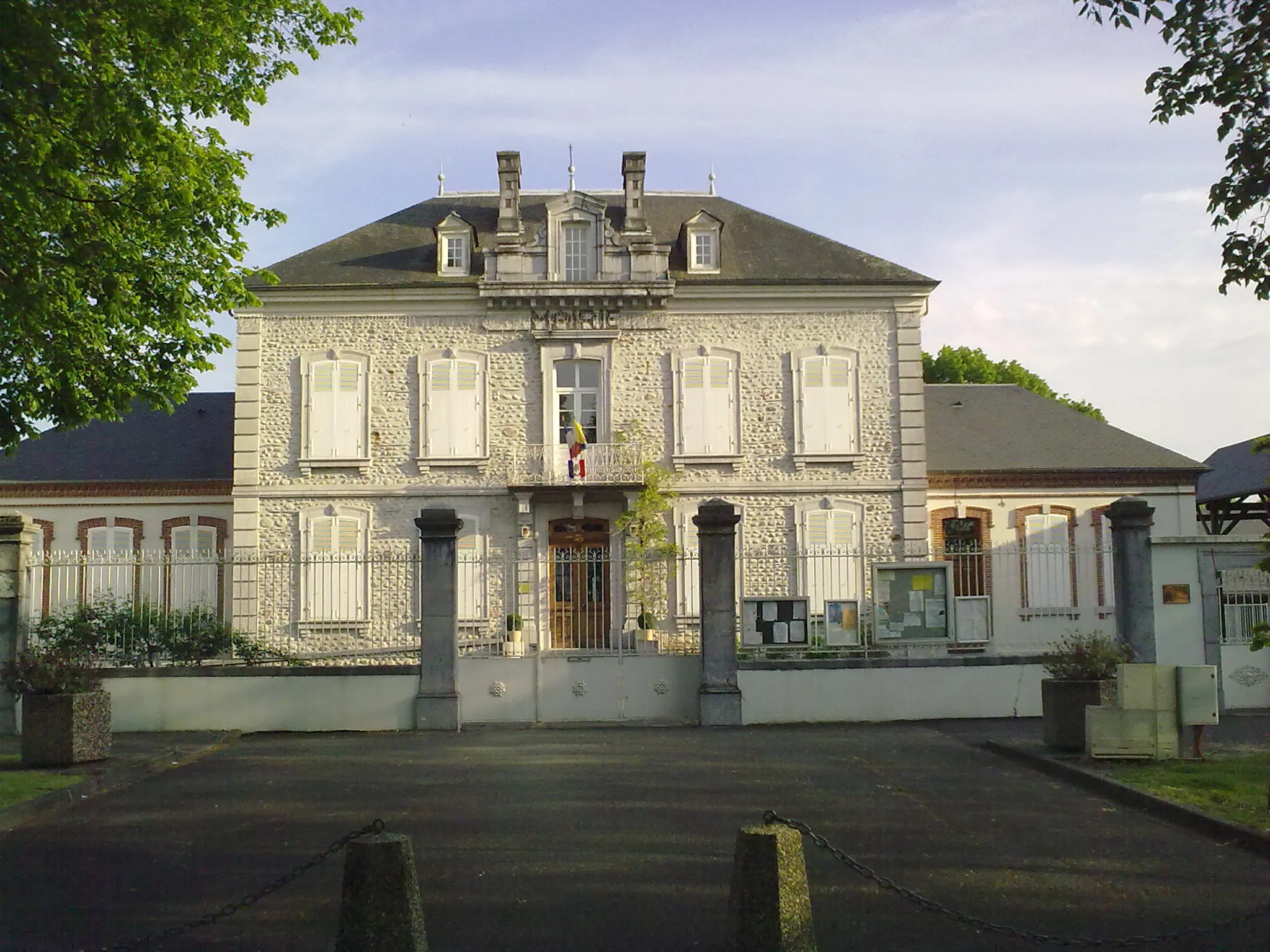 Photo showing: Laloubère, France, Mairie en pierre et galets