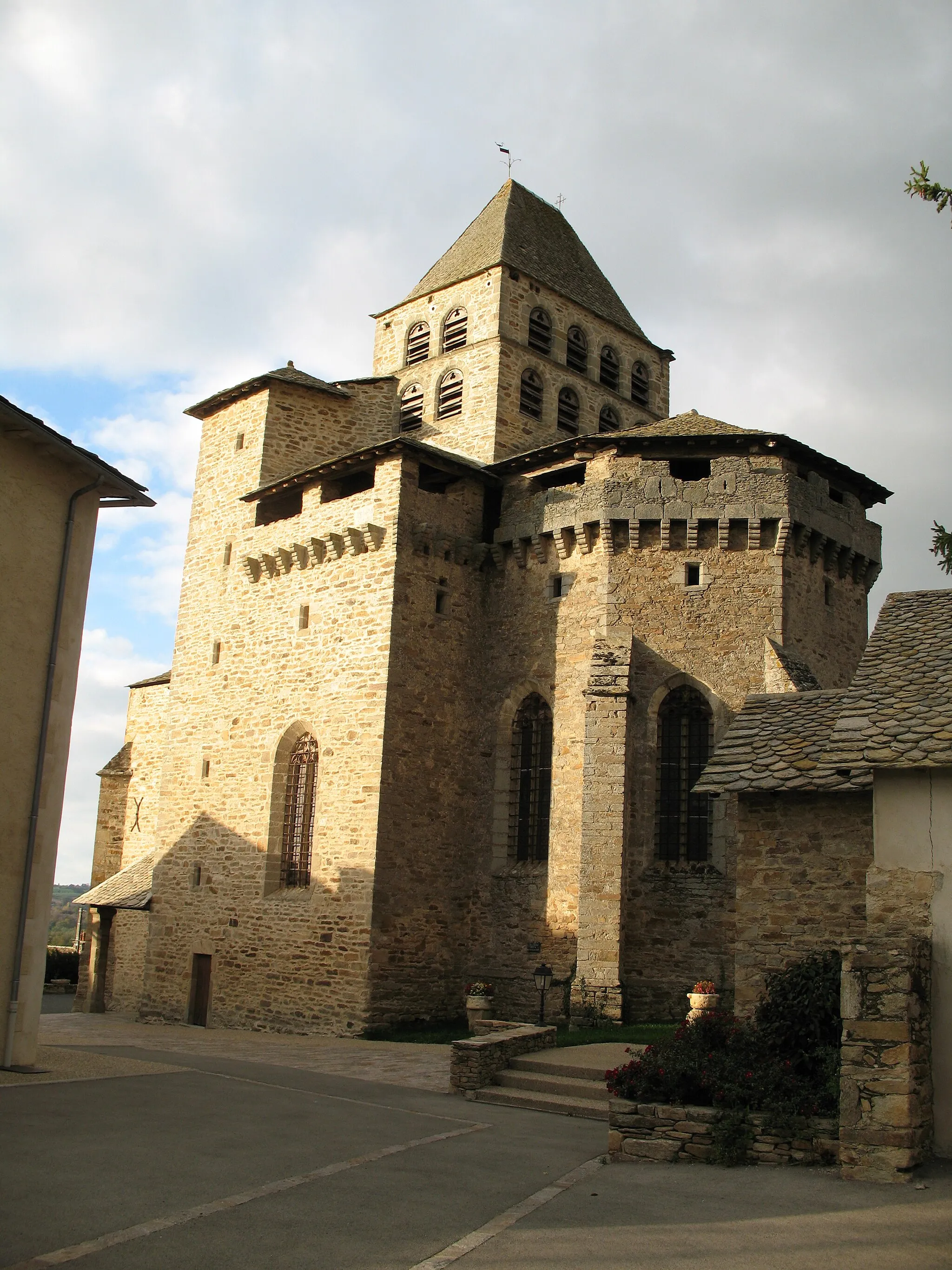 Photo showing: vue générale de Boussac (Aveyron) et de l'église fortifiée Notre-Dame-de-l'Assomption