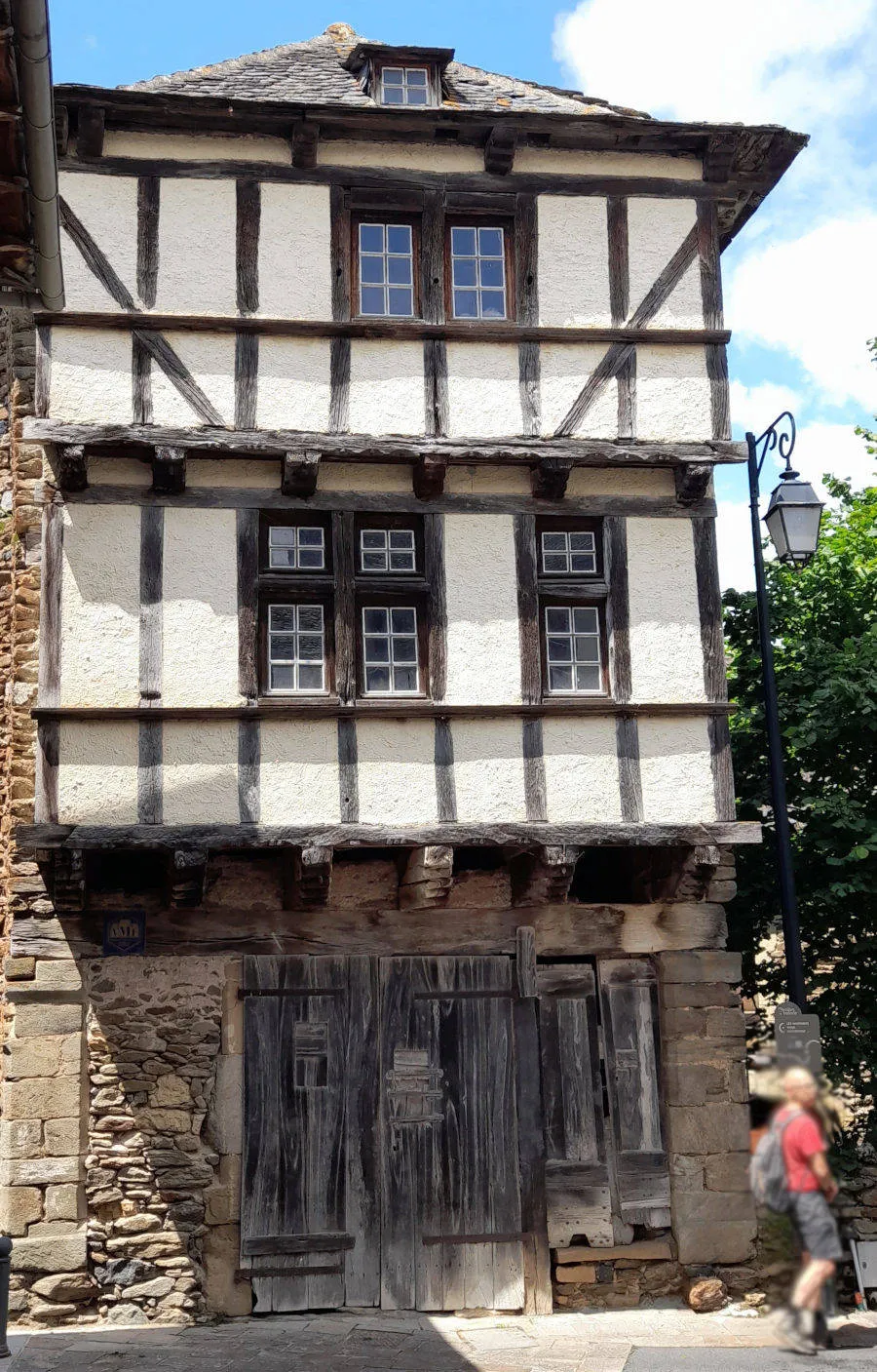 Photo showing: The Tinal, old house in town Prévinqueières seen from the road around the town, in the Aveyron en France.