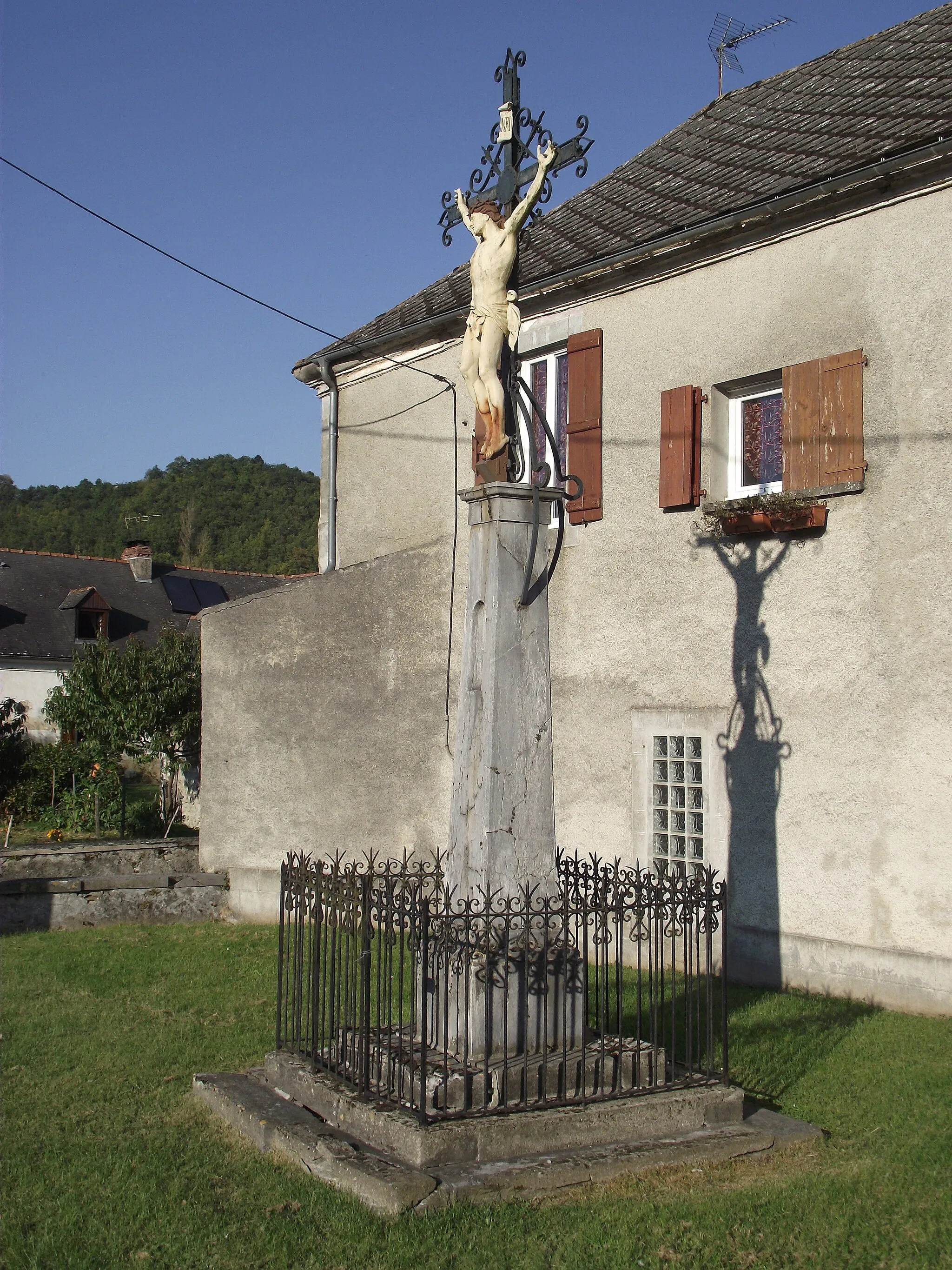 Photo showing: Croix de l'église (Orincles, Hautes-Pyrénées, France)