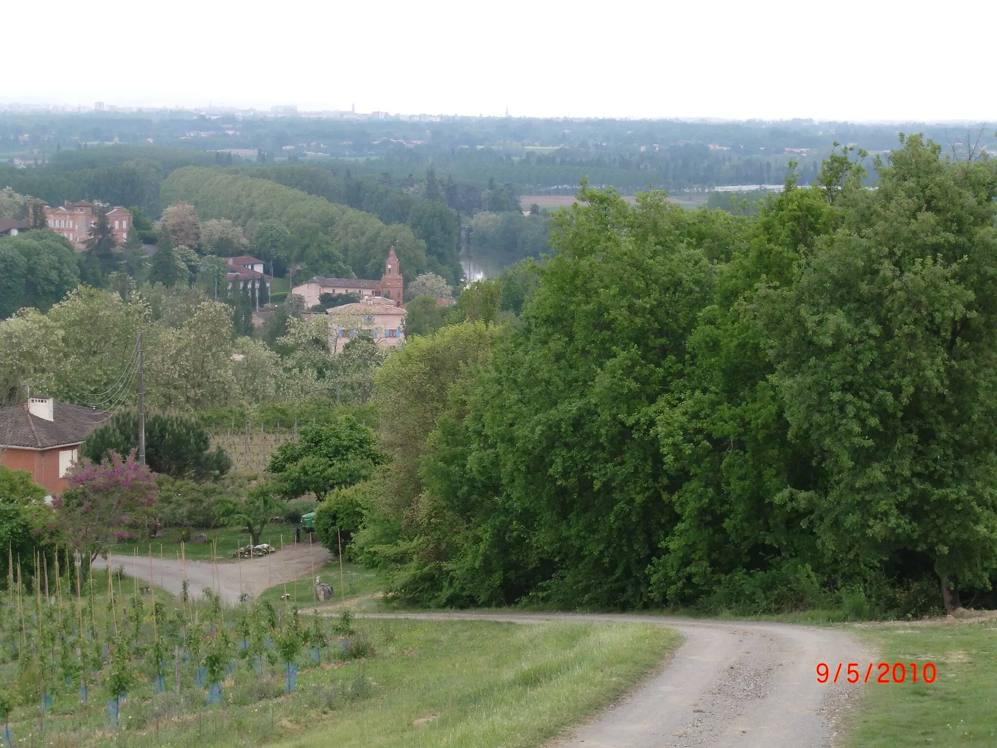 Photo showing: vue du village de la colline aux chasseurs