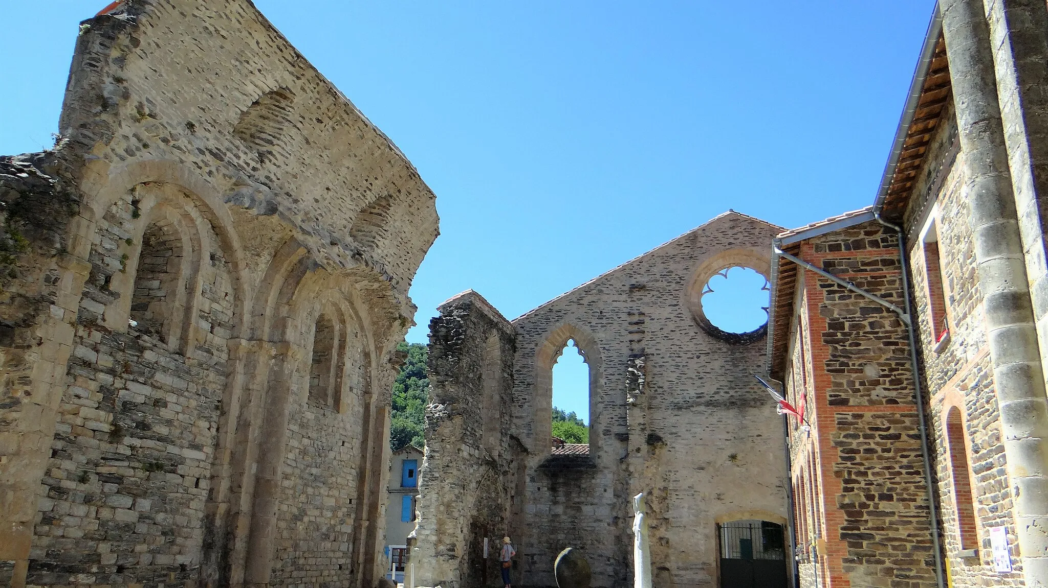 Photo showing: Burlats - Collégiale Saint-Pierre - La nef et la façade du portail principal de la collégiale. À droite, la mairie