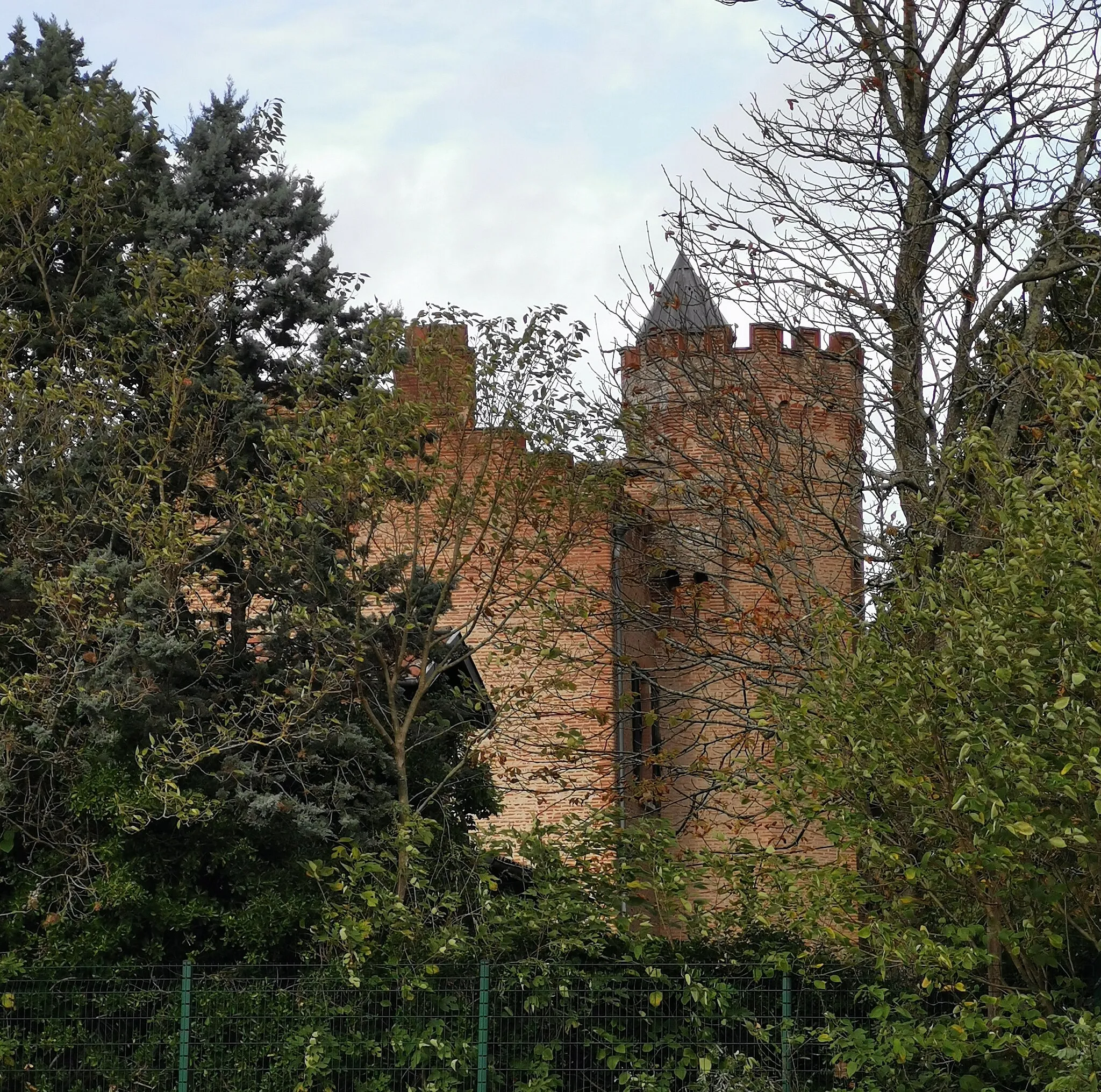 Photo showing: Château Doujat à St-Martin du Touch - La tour