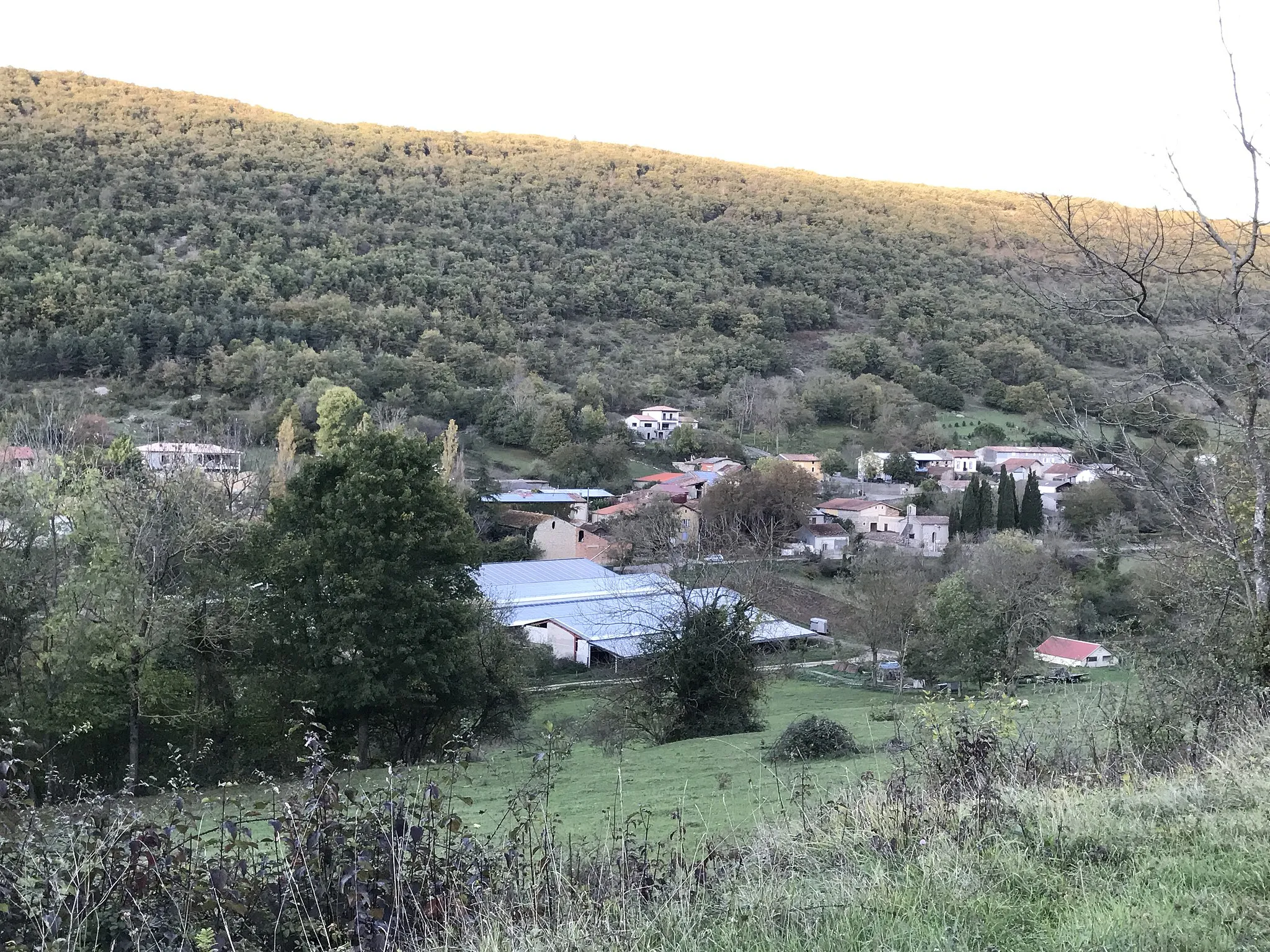 Photo showing: Vue du village de Raissac (Ariège, France) depuis la route montant à Péreille.