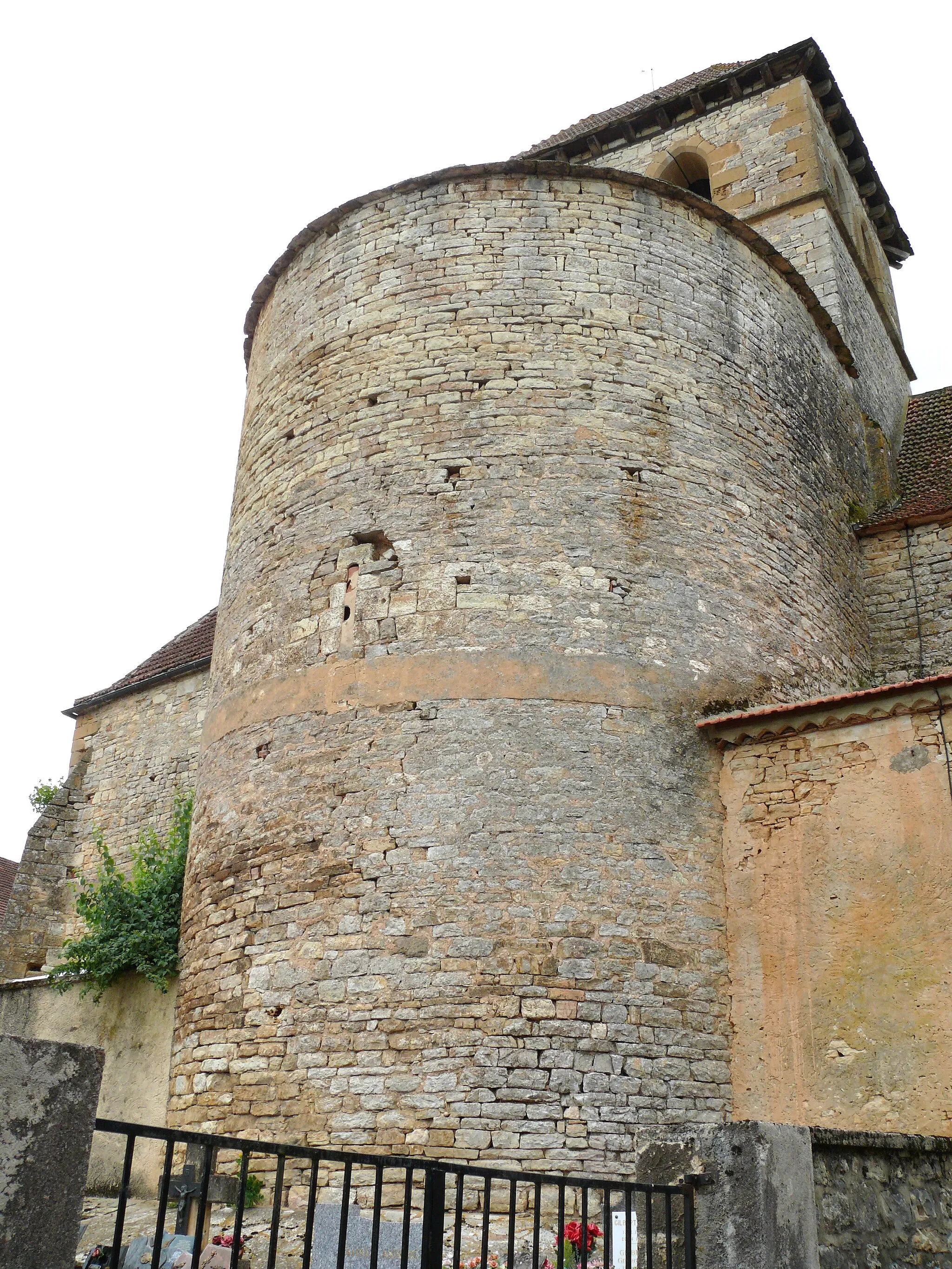 Photo showing: Montcléra - Eglise - Chevet