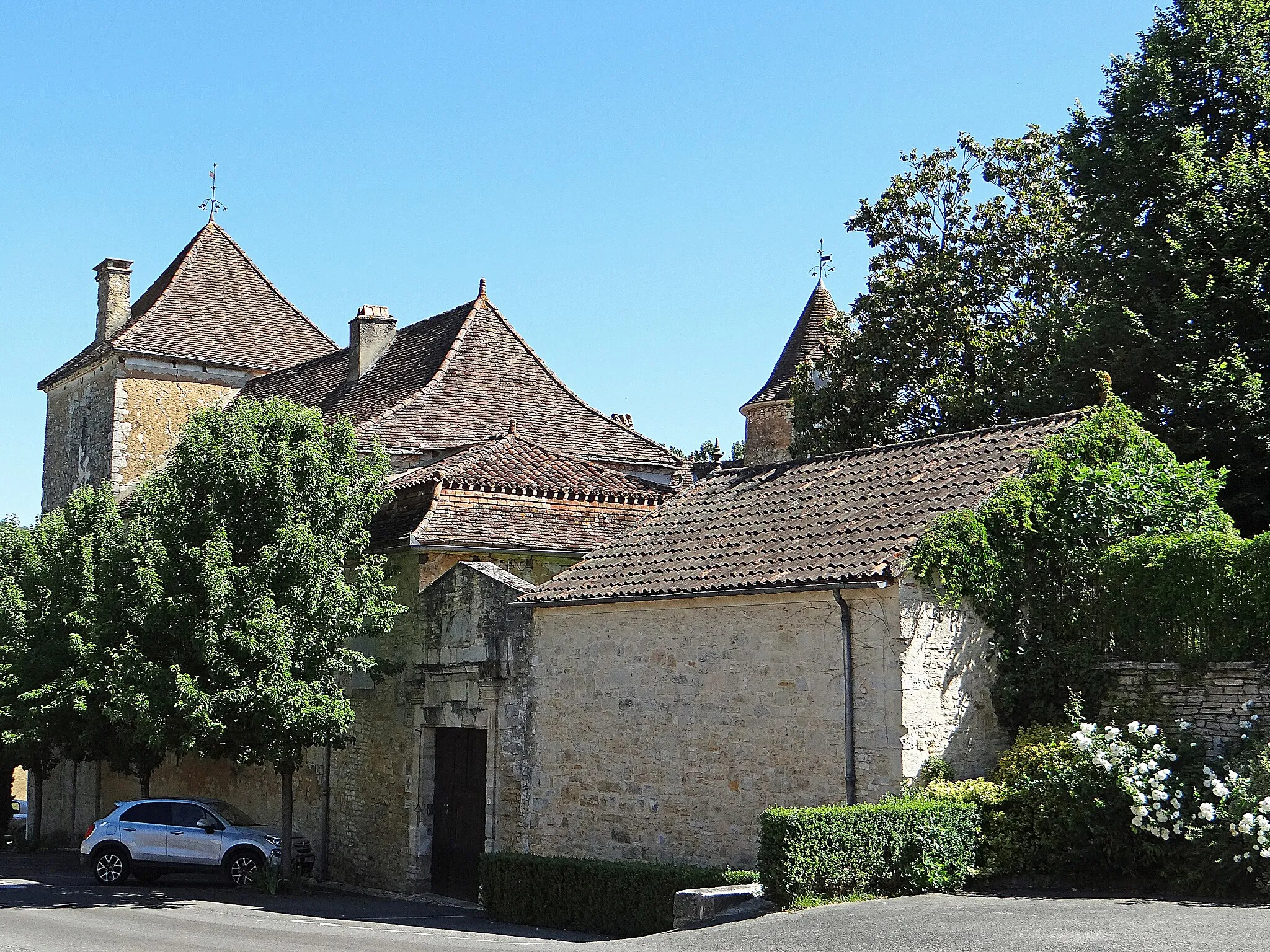 Photo showing: Château de Lacoste (Salviac) - Entrée et façade côté ouest