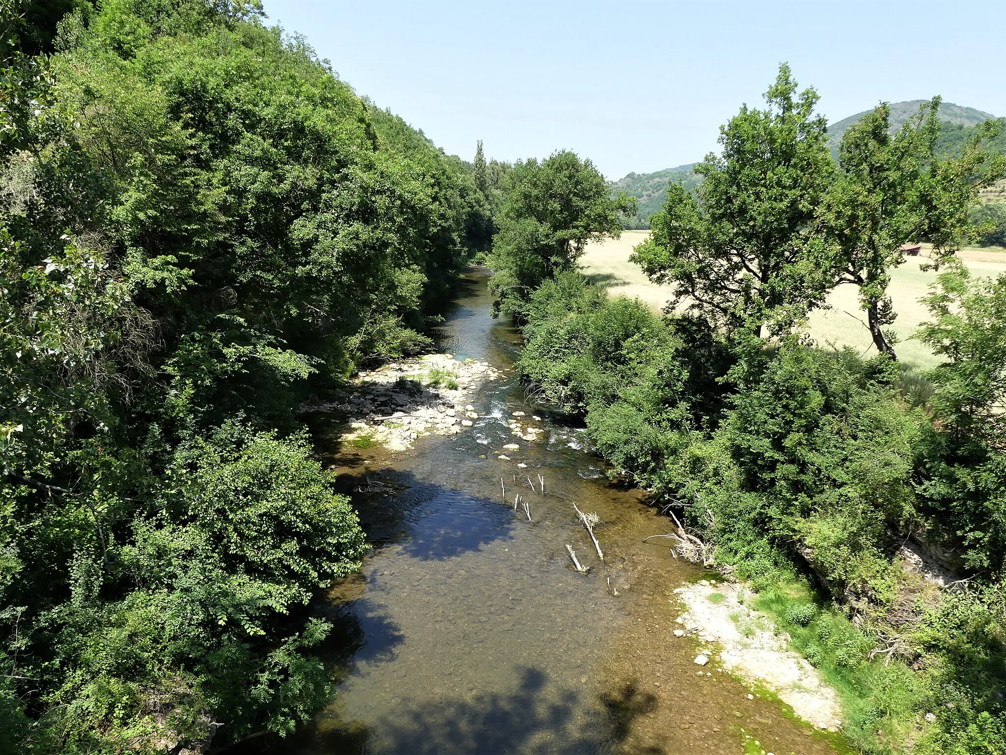 Photo showing: La Sorgues au niveau du pont Vieux de Lapeyre, Versols-et-Lapeyre, Aveyron, France. Vue prise en direction de l'aval.