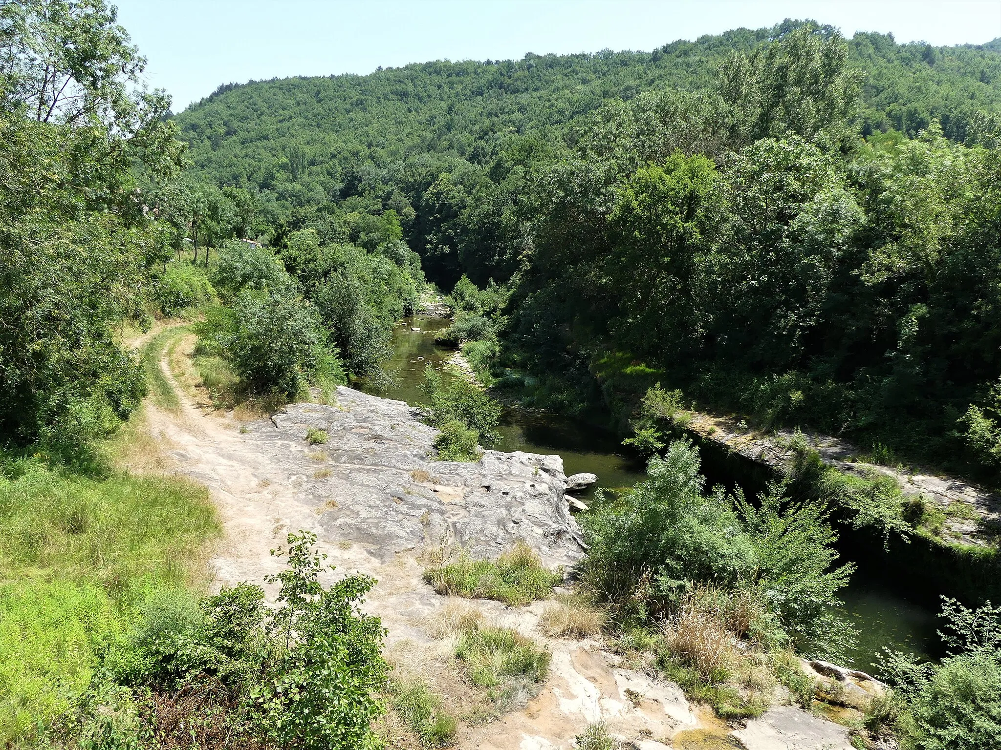 Photo showing: La Sorgues au pont de la route départementale 92, Lapeyre, Versols-et-Lapeyre, Aveyron, France. Vue prise en direction de l'amont.