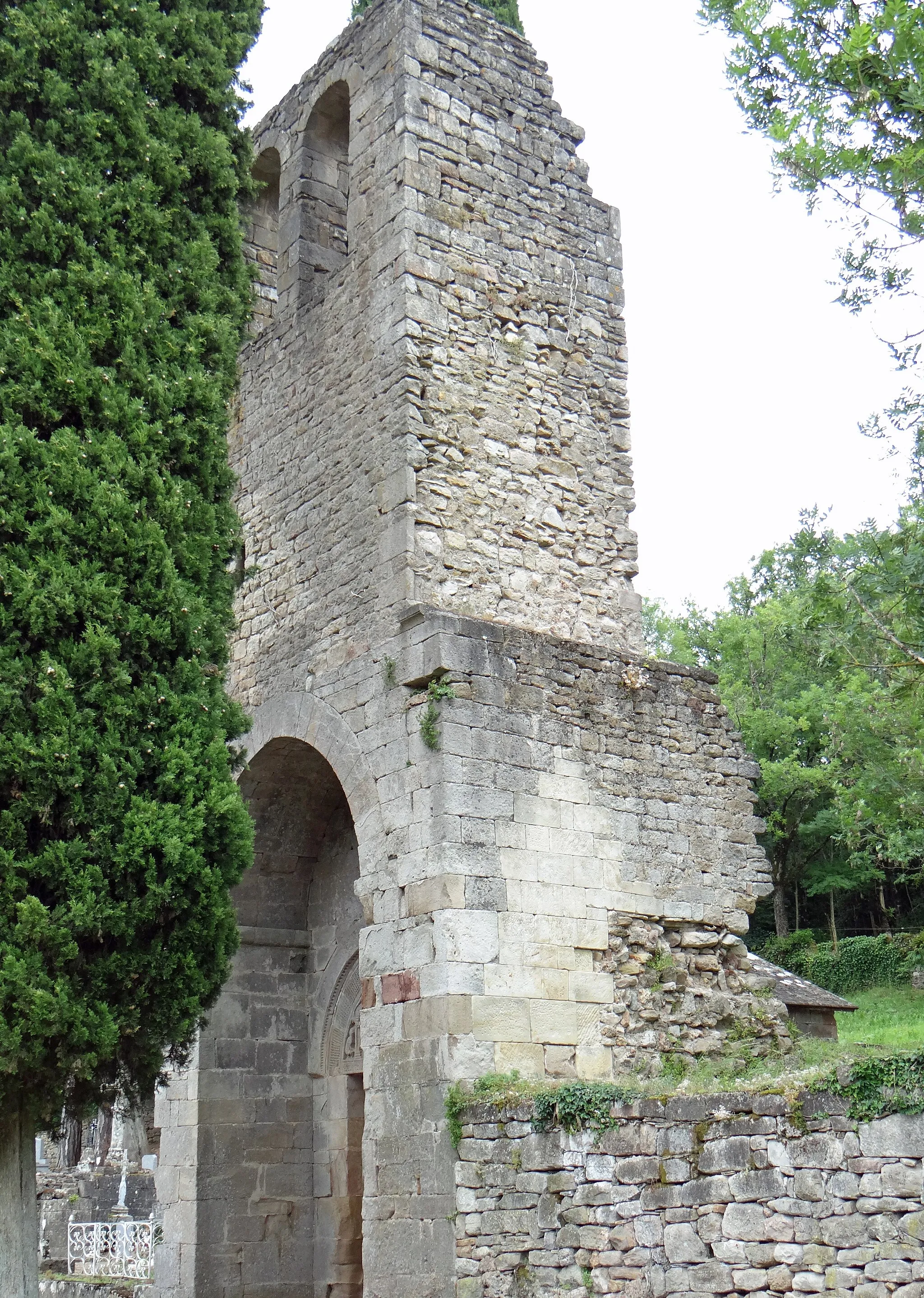 Photo showing: Versols-et-Lapeyre - Vestiges de l'église Saint-Caprais dans le cimetière de Lapeyre