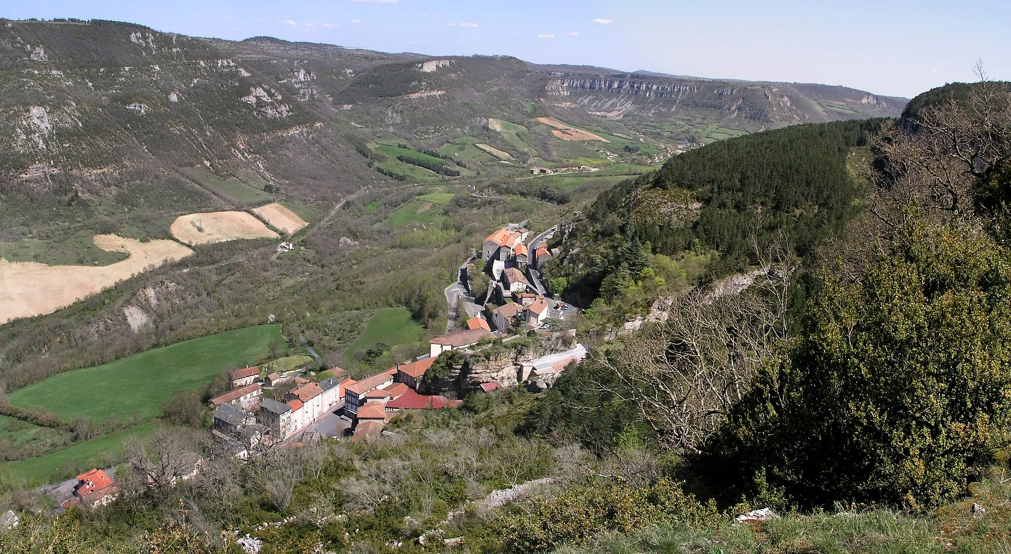 Photo showing: Vue depuis les flancs du rocher du Combalou sur le village de Roquefort-sur-Soulzon, Aveyron, France.