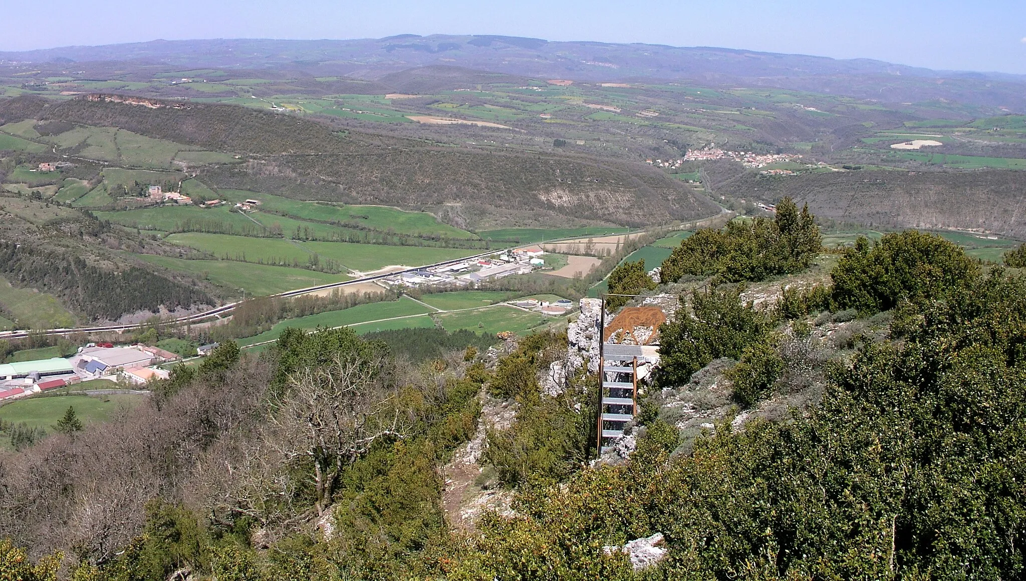 Photo showing: Arrivée du sentier des Echelles au sommet du rocher du Combalou, Roquefort-sur-Soulzon, Aveyron, France.