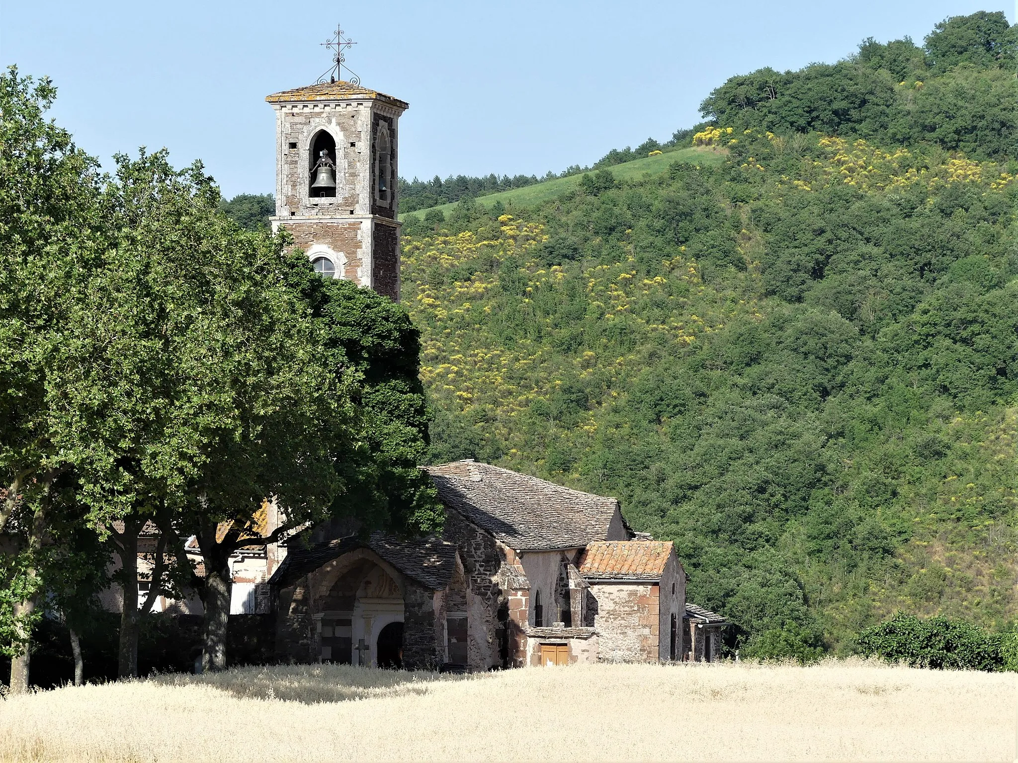Photo showing: Le clocher de l'église de Calmels, Calmels-et-le-Viala, Aveyron, France.