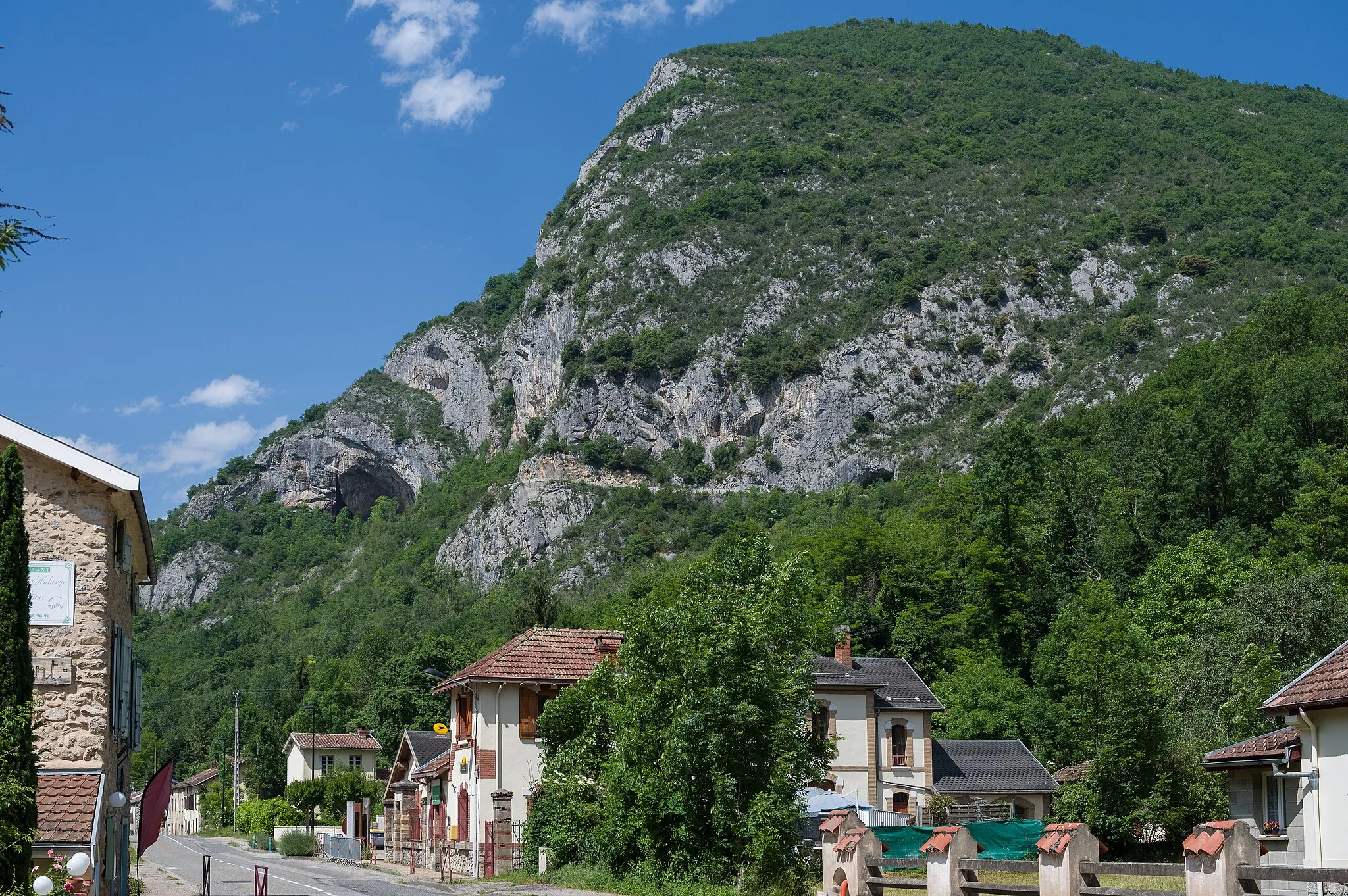 Photo showing: Blick von Süden auf die Höhlenportale der Grotte de Niaux und der Petite Caougno (Entfernung Luftlinie ca. 700 m).