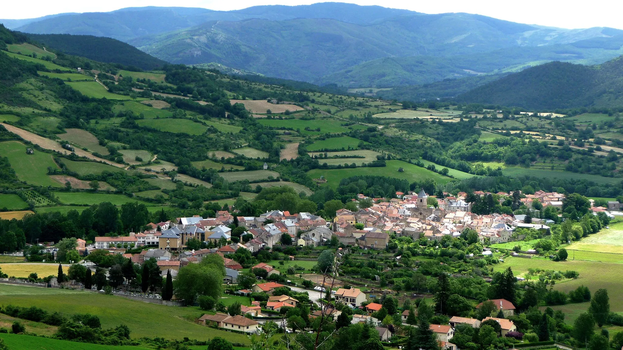 Photo showing: Campets autour du bourg de Nant (Aveyron, France).