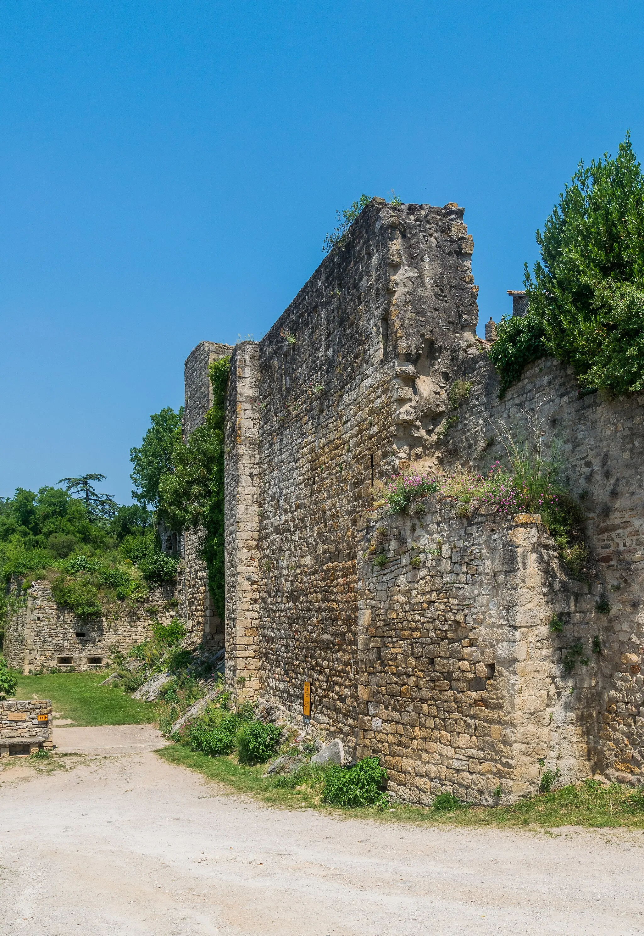 Photo showing: This building is classé au titre des monuments historiques de la France. It is indexed in the base Mérimée, a database of architectural heritage maintained by the French Ministry of Culture, under the reference PA00095714 .