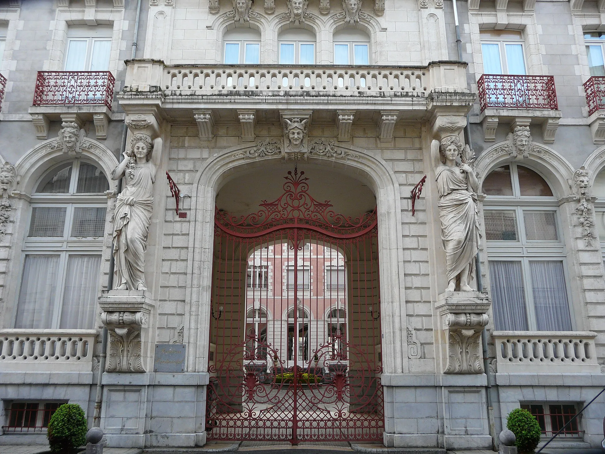 Photo showing: Le portail sur rue de l'immeuble Continental Résidence, 5 boulevard Latapie-Flurin, Cauterets, Hautes-Pyrénées, France.