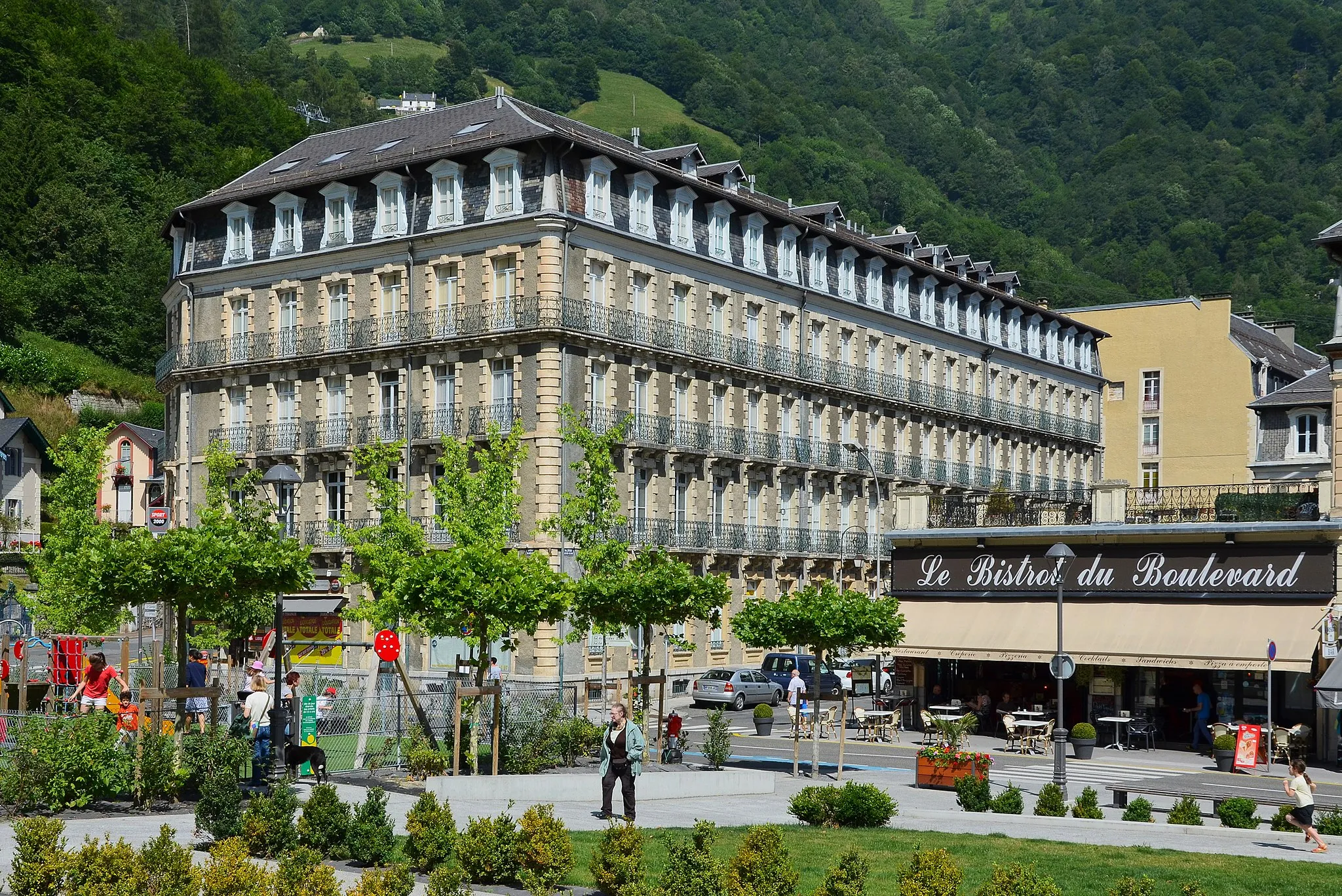 Photo showing: Former hôtel d'Angleterre (1872) and a café; Cauterets, Hautes-Pyrénées, France.