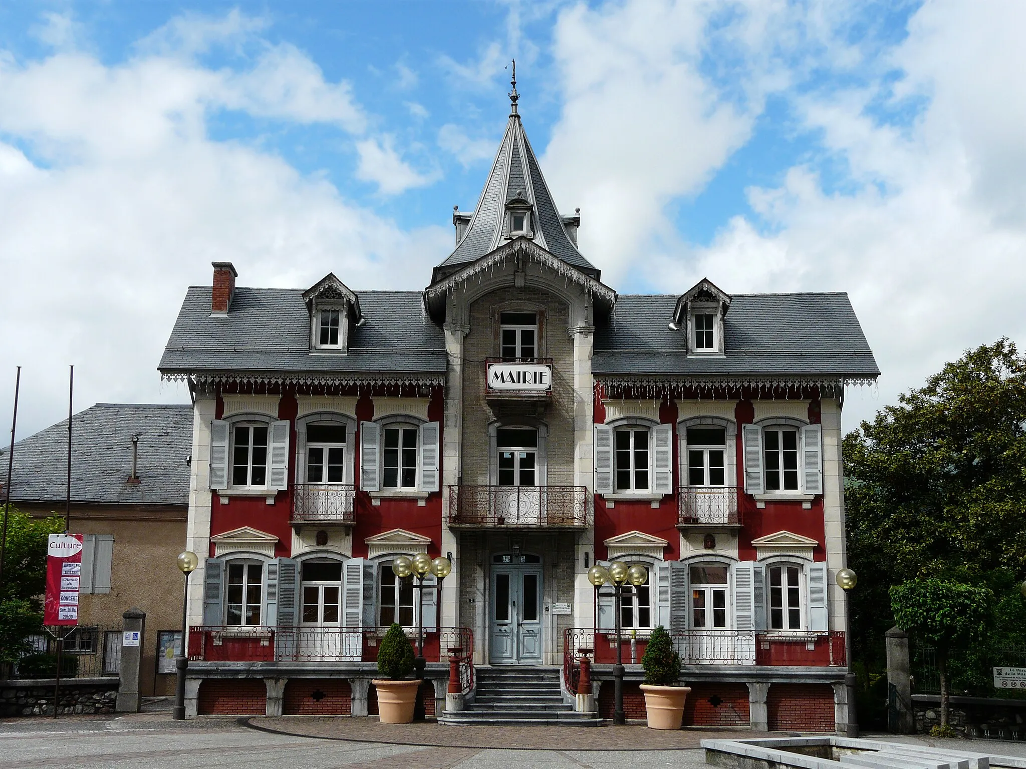 Photo showing: La mairie de Pierrefitte-Nestalas, Hautes-Pyrénées, France.