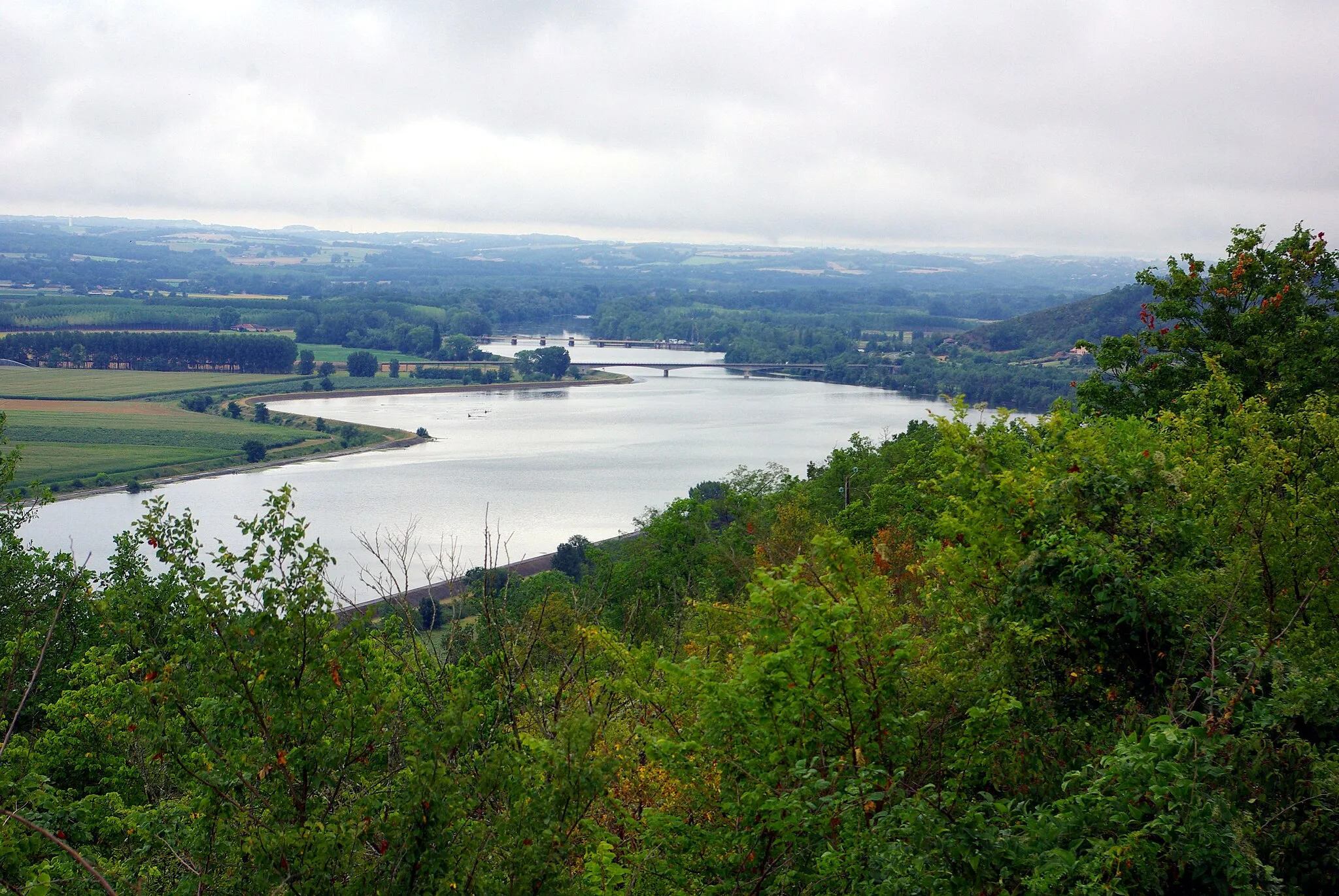 Photo showing: Garonne rivers just after the confluence with Tarn river near Boudou (Tarn-et-Garonne, France).