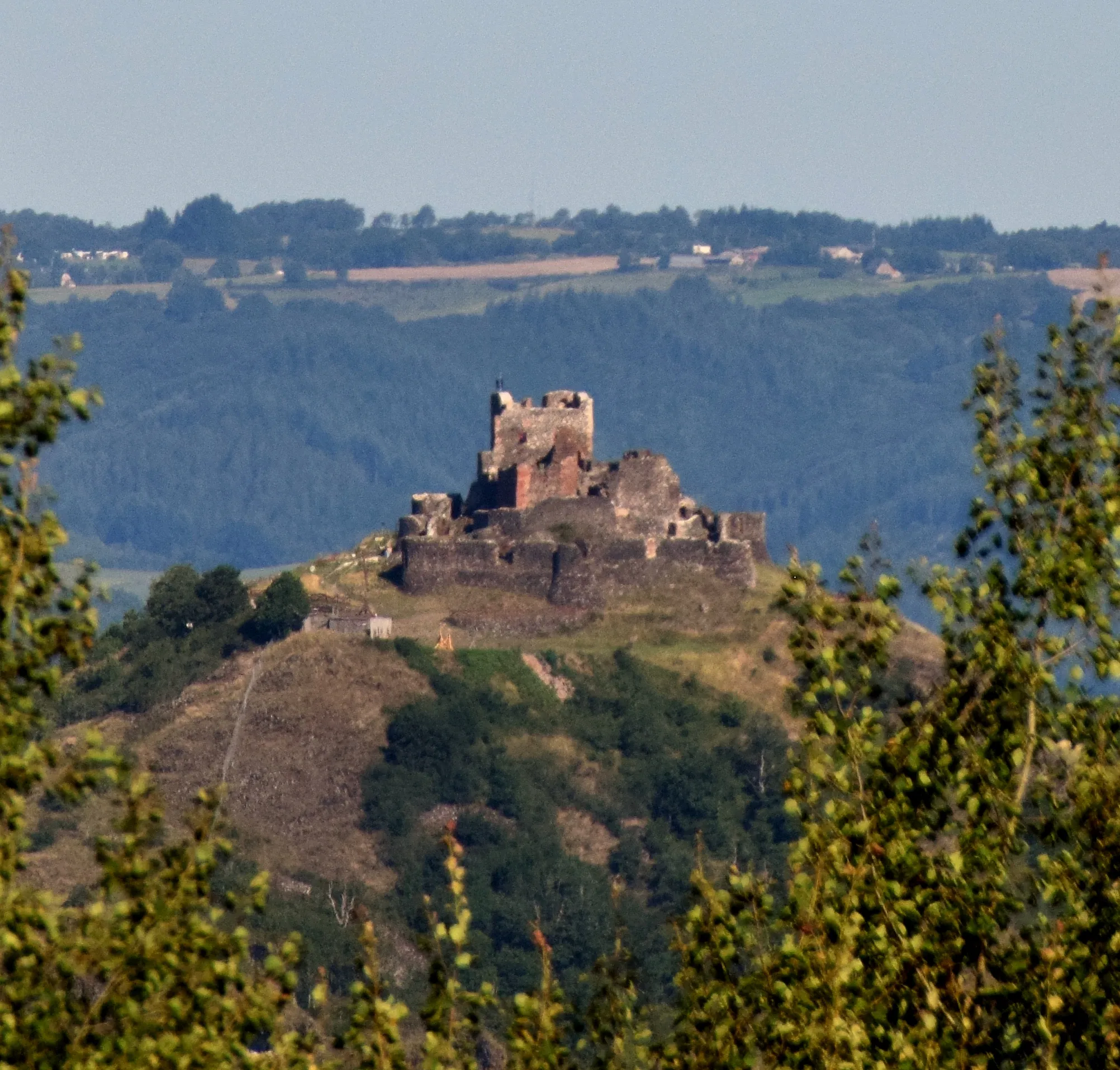 Photo showing: Castle of Calmont d'Olt in Espalion (photo taken from distance about 4,5 km), Aveyron, France