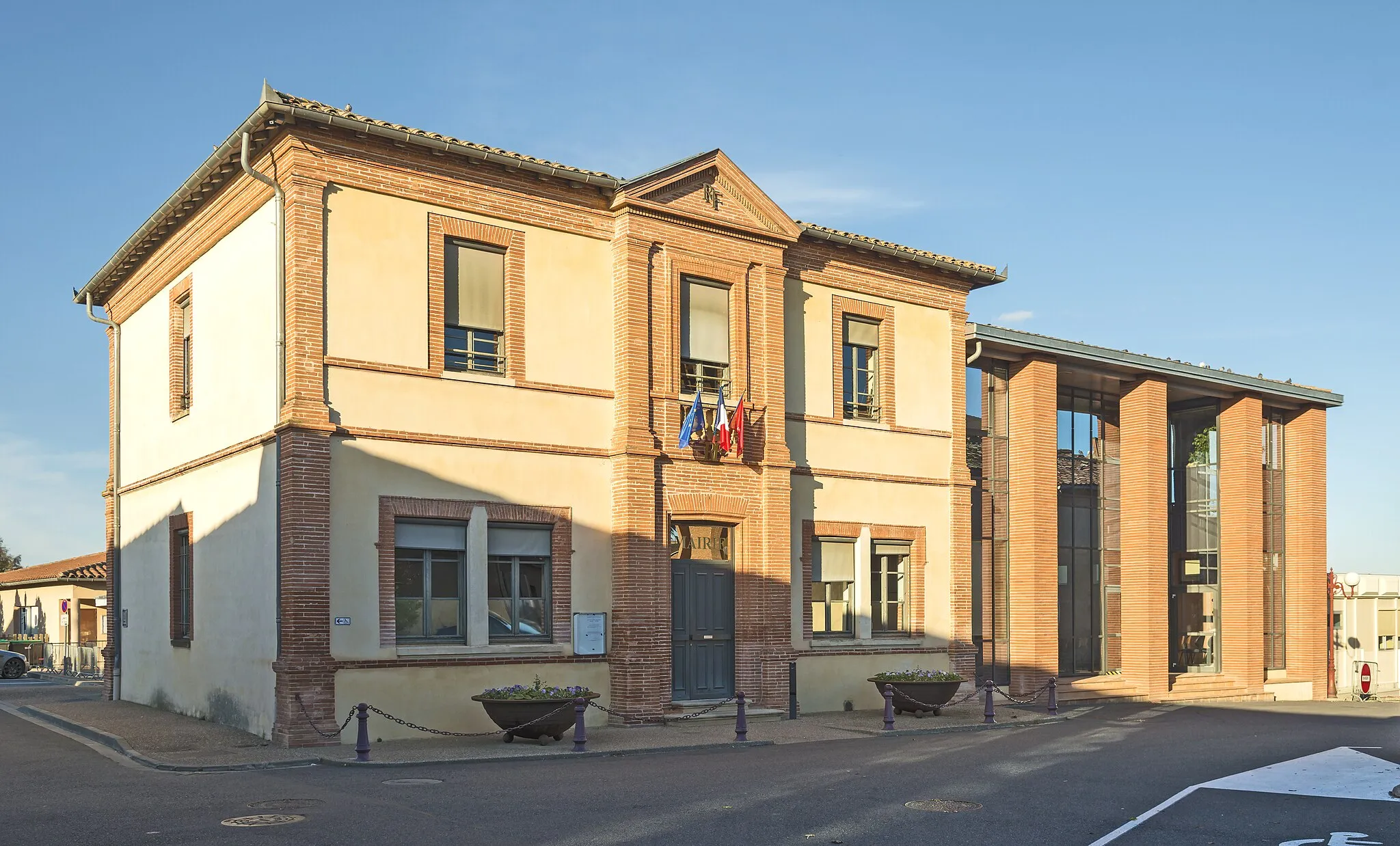 Photo showing: Town halll of Aussonne, Haute-Garonne France.