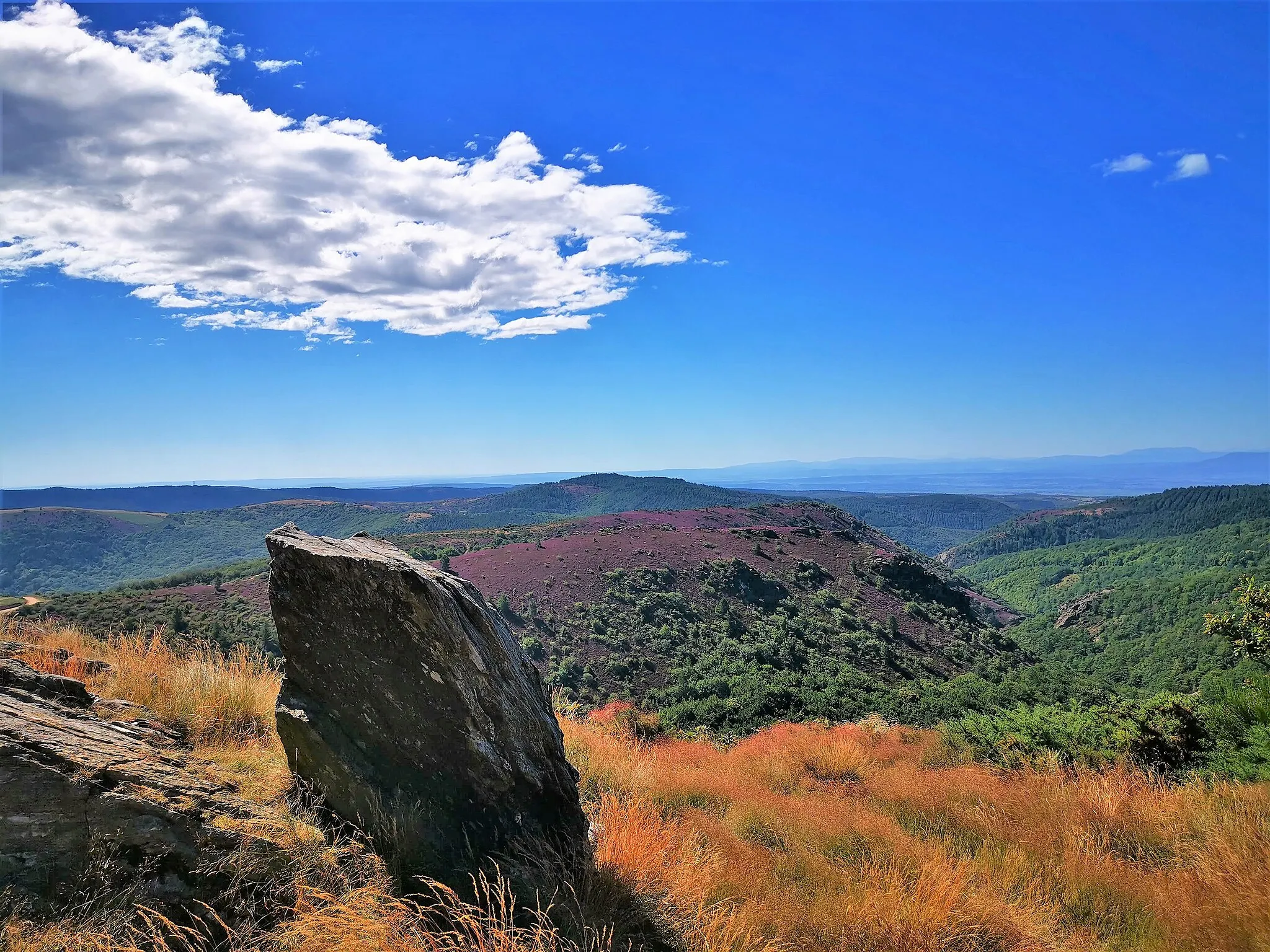 Photo showing: Ferrals-les-Montagnes, Hérault, France. Le Roc Suzadou, altidude 720 m. Vue vers le sud-est face au massif du Canigou.