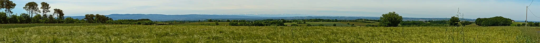 Photo showing: View of the Pyrénées chain from a crop field in Montredon-Labessonnié (Tarn, France).