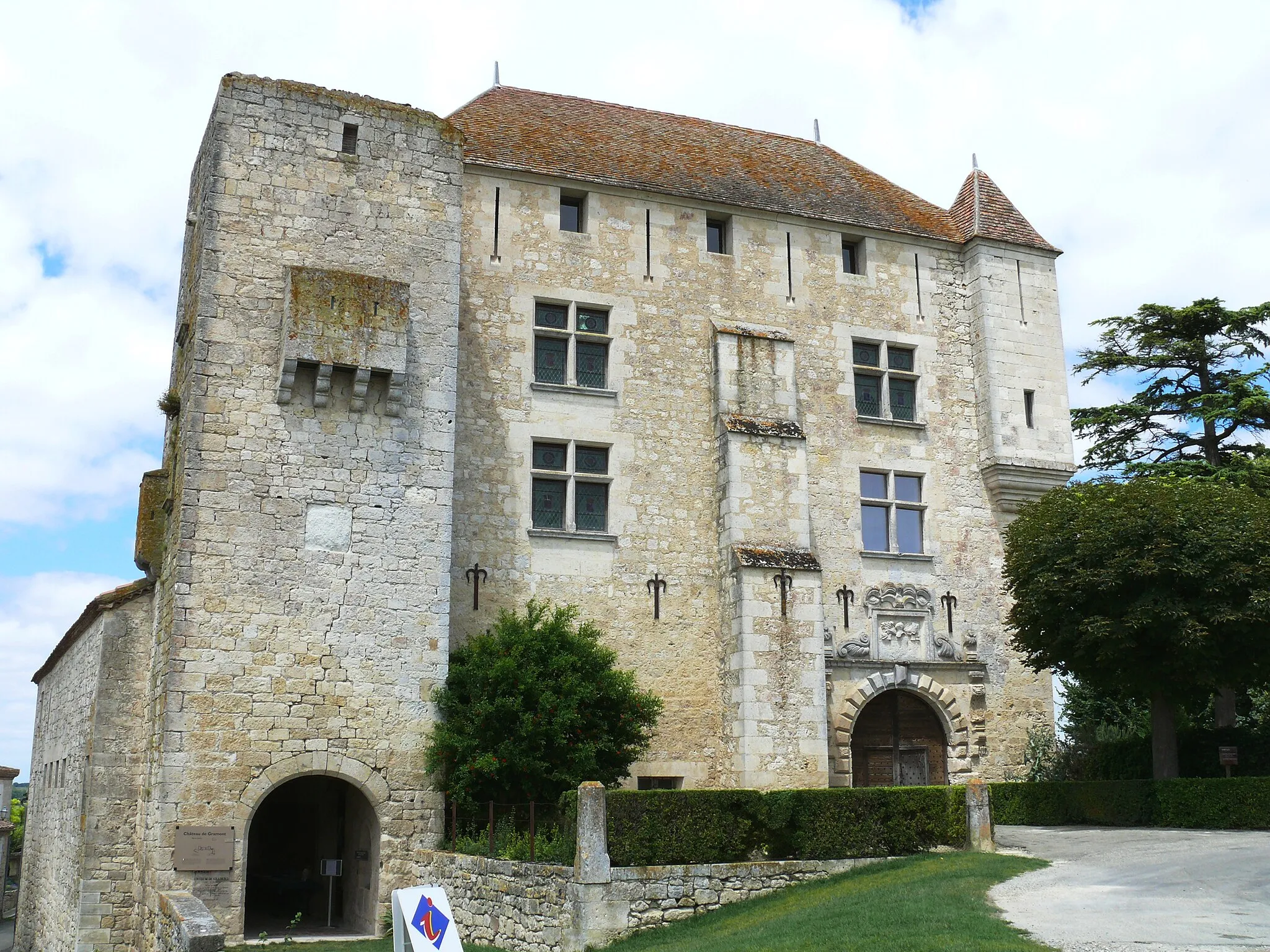 Photo showing: Château de Gramont (Tarn-et-Garonne) - Façade de l'entrée