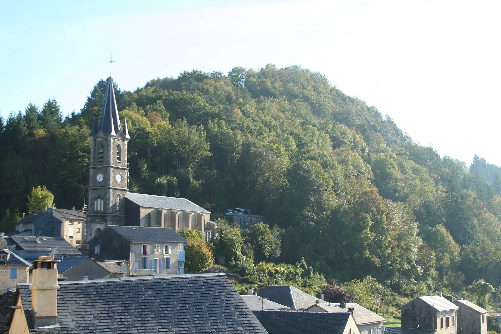 Photo showing: Viane (Tarn) - vue générale vers l'église Notre-Dame.