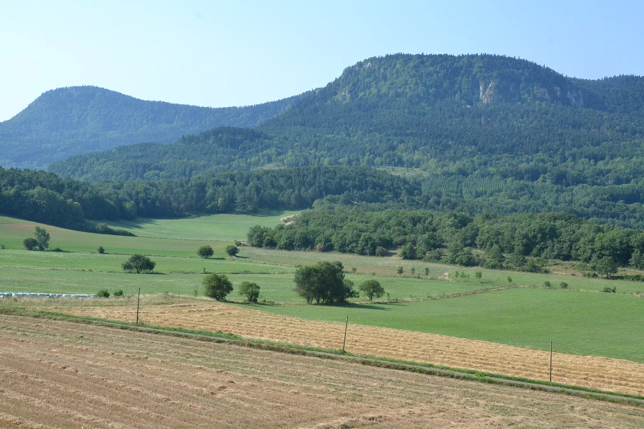 Photo showing: Contreforts du plateau de Sault, Rivel (Aude, France).