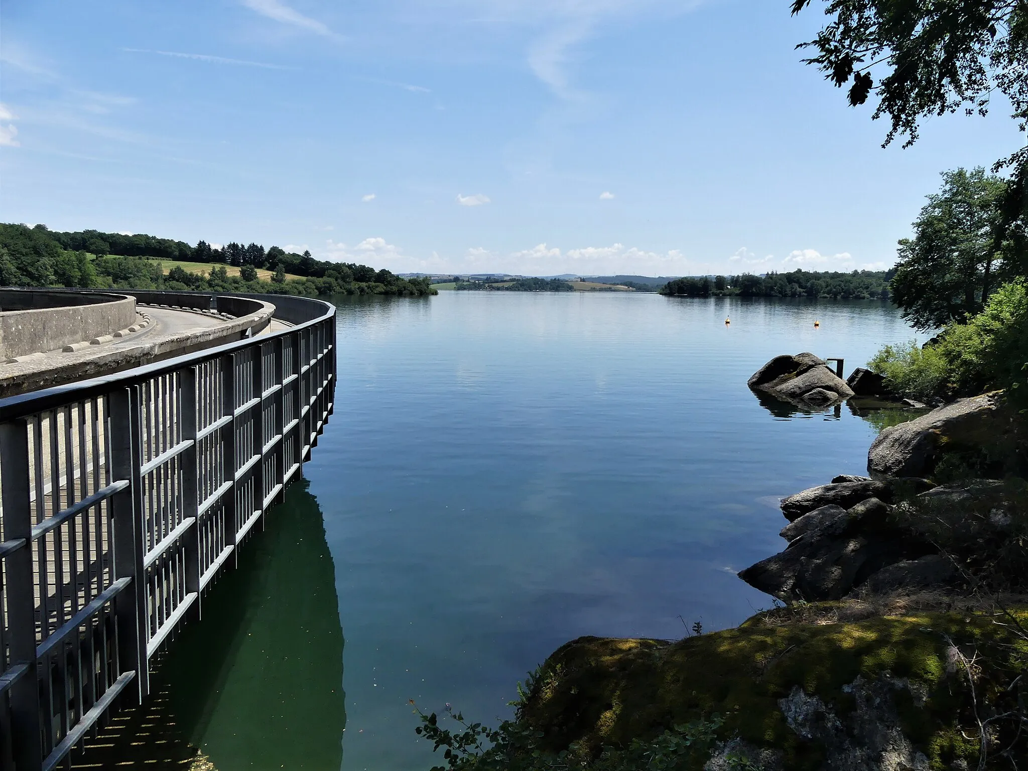 Photo showing: Le lac de Pareloup au niveau du barrage, côté Arvieu, Aveyron, France.