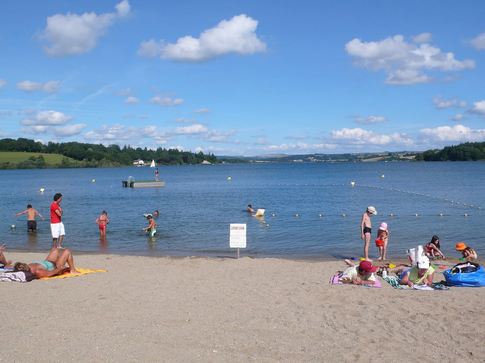 Photo showing: La plage d'Arvieu-Pareloup