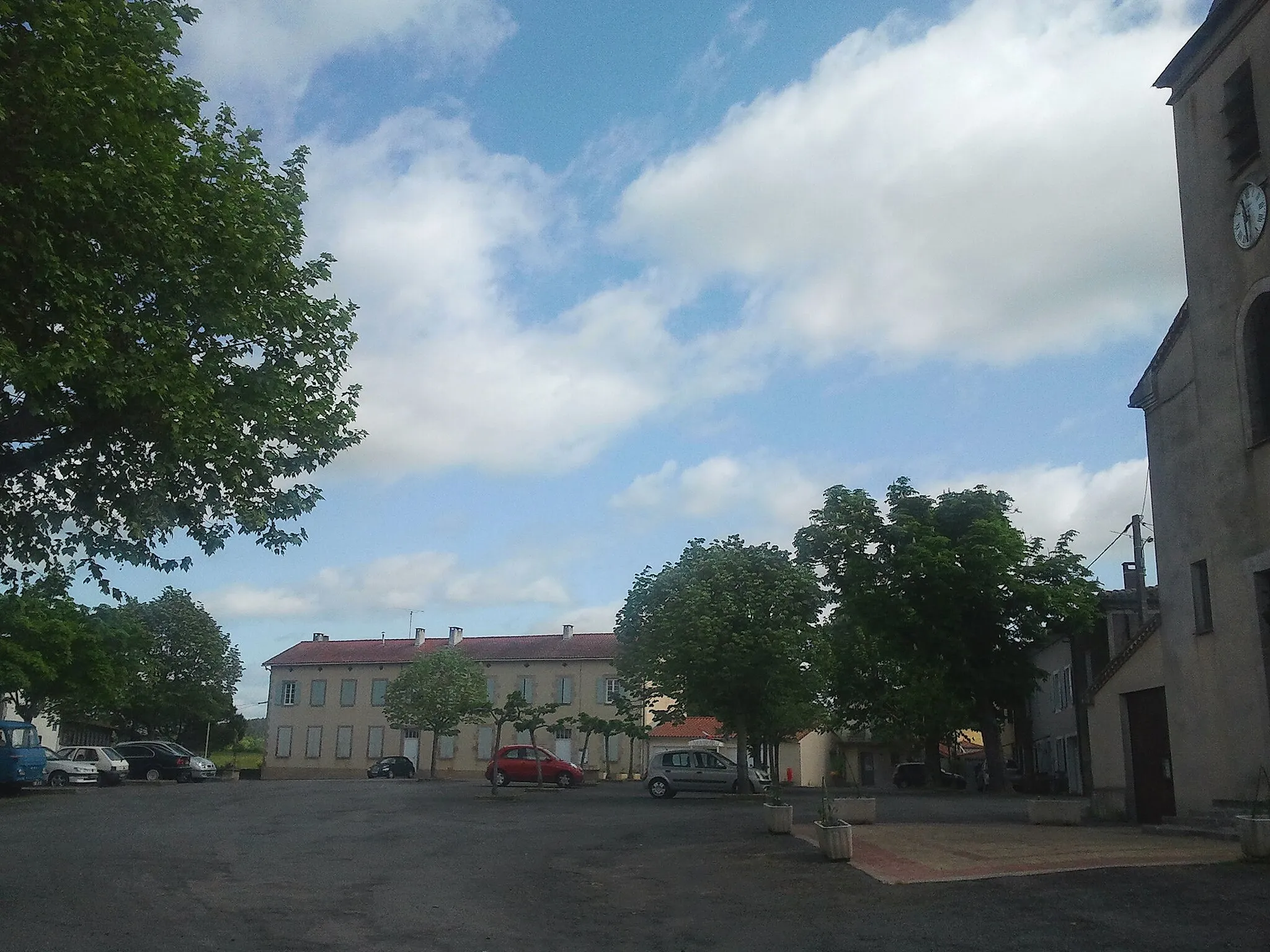 Photo showing: La place principale à Lafenasse