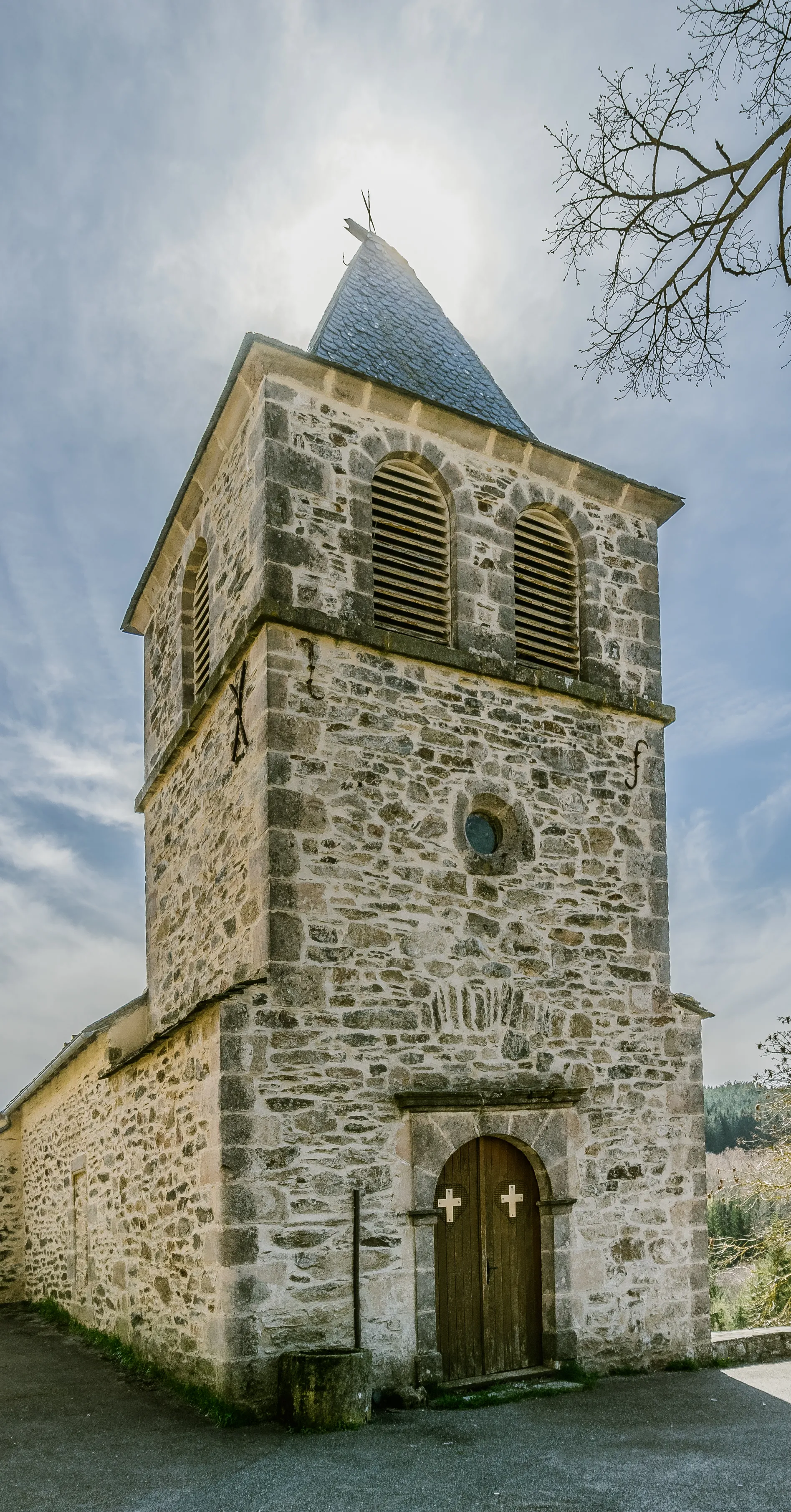 Photo showing: Saint John the Baptist church in La Clau in commune of Vézins-de-Lévézou, Aveyron, France