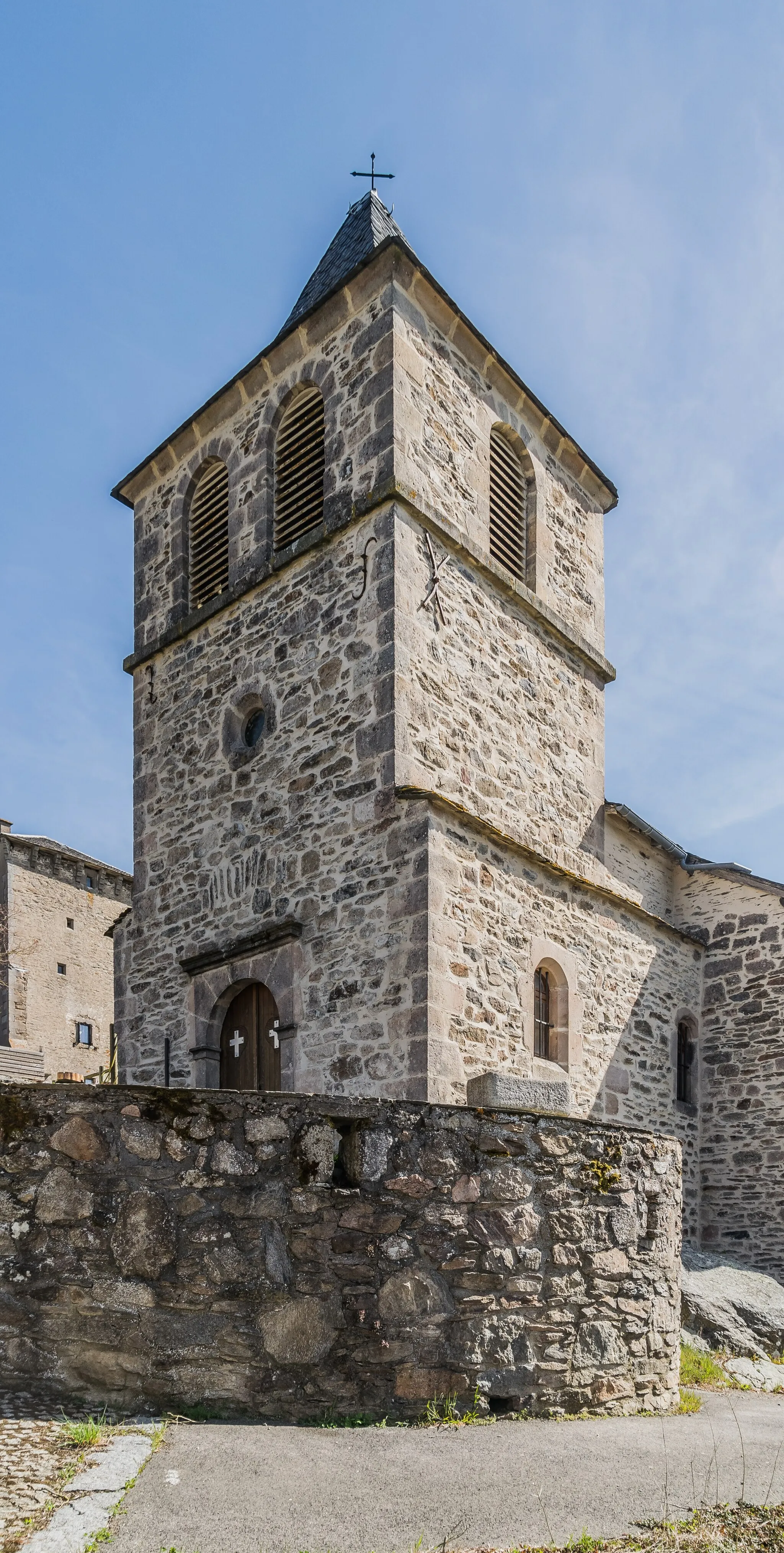 Photo showing: Saint John the Baptist church in La Clau in commune of Vézins-de-Lévézou, Aveyron, France