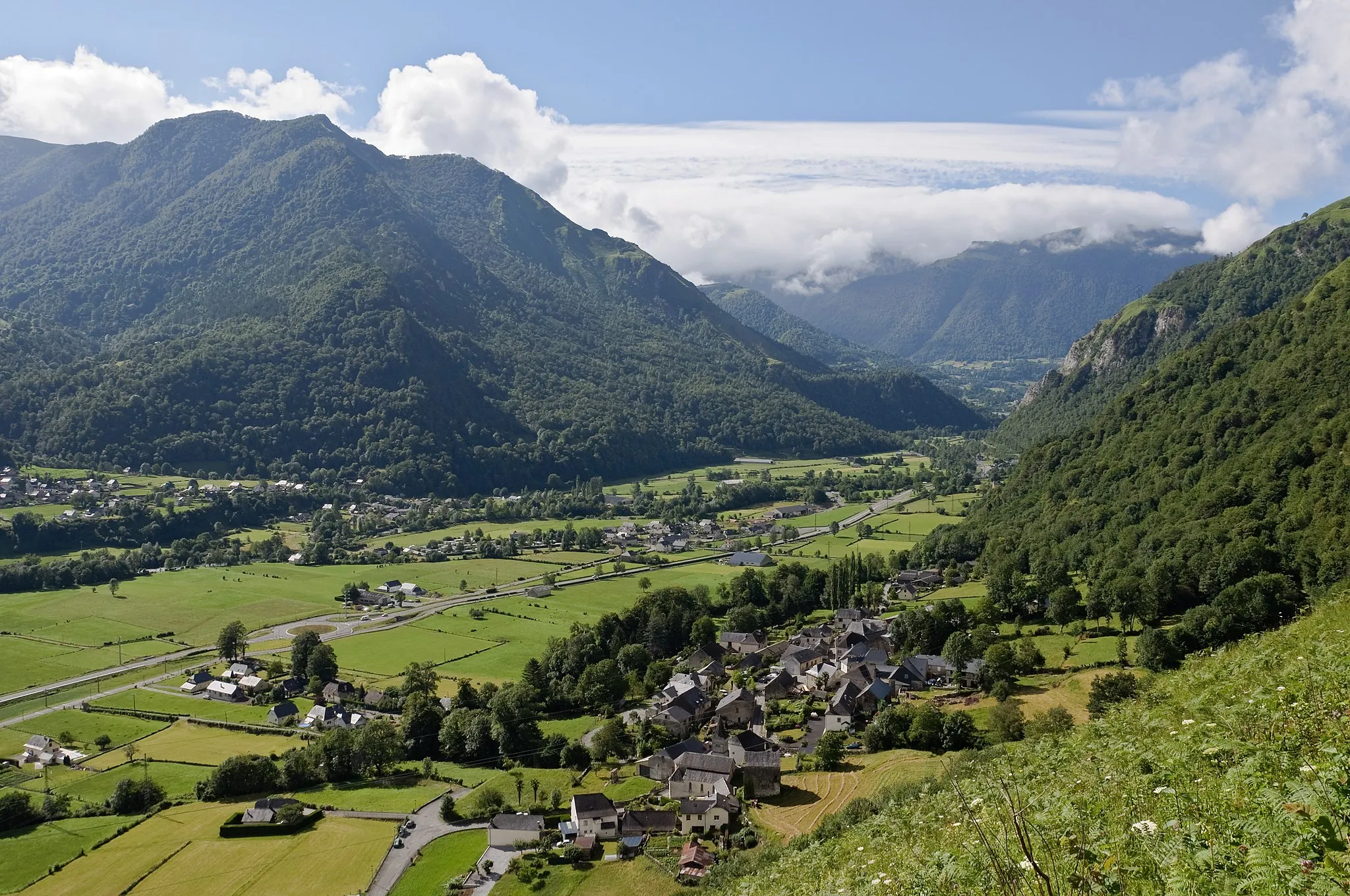 Photo showing: The Ossau Valley in the French Pyrenees, seen from the foothills of the 'Plaa de Soum'. On the left bank of the 'gave d'Ossau', Gère and Monplaisir, neighborhoods of the commune of Gère-Bélesten; on the right bank, a part of the village of Aste-Béon.