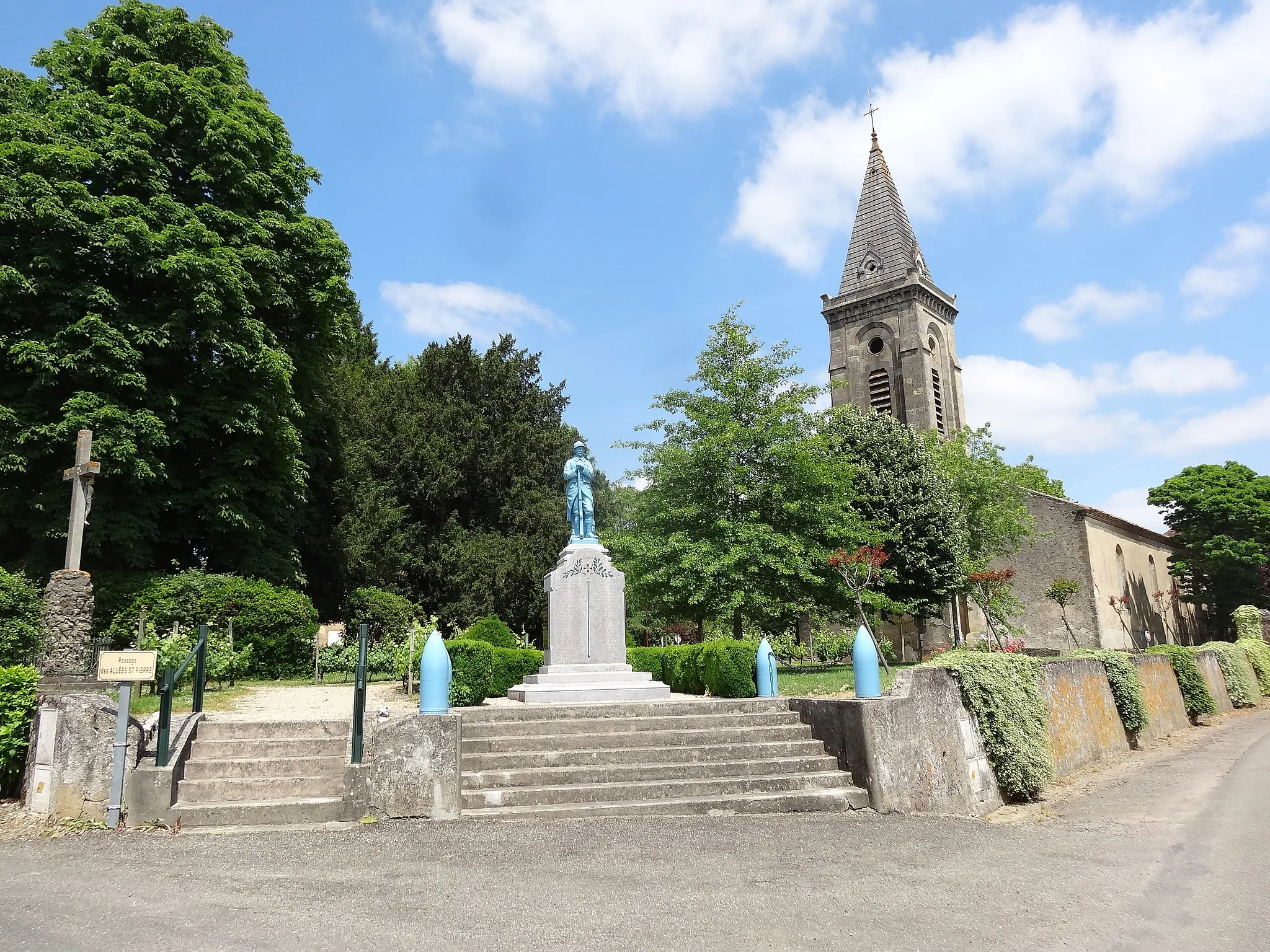 Photo showing: L'église et le monument aux morts (Poilu au repos) de Viella.