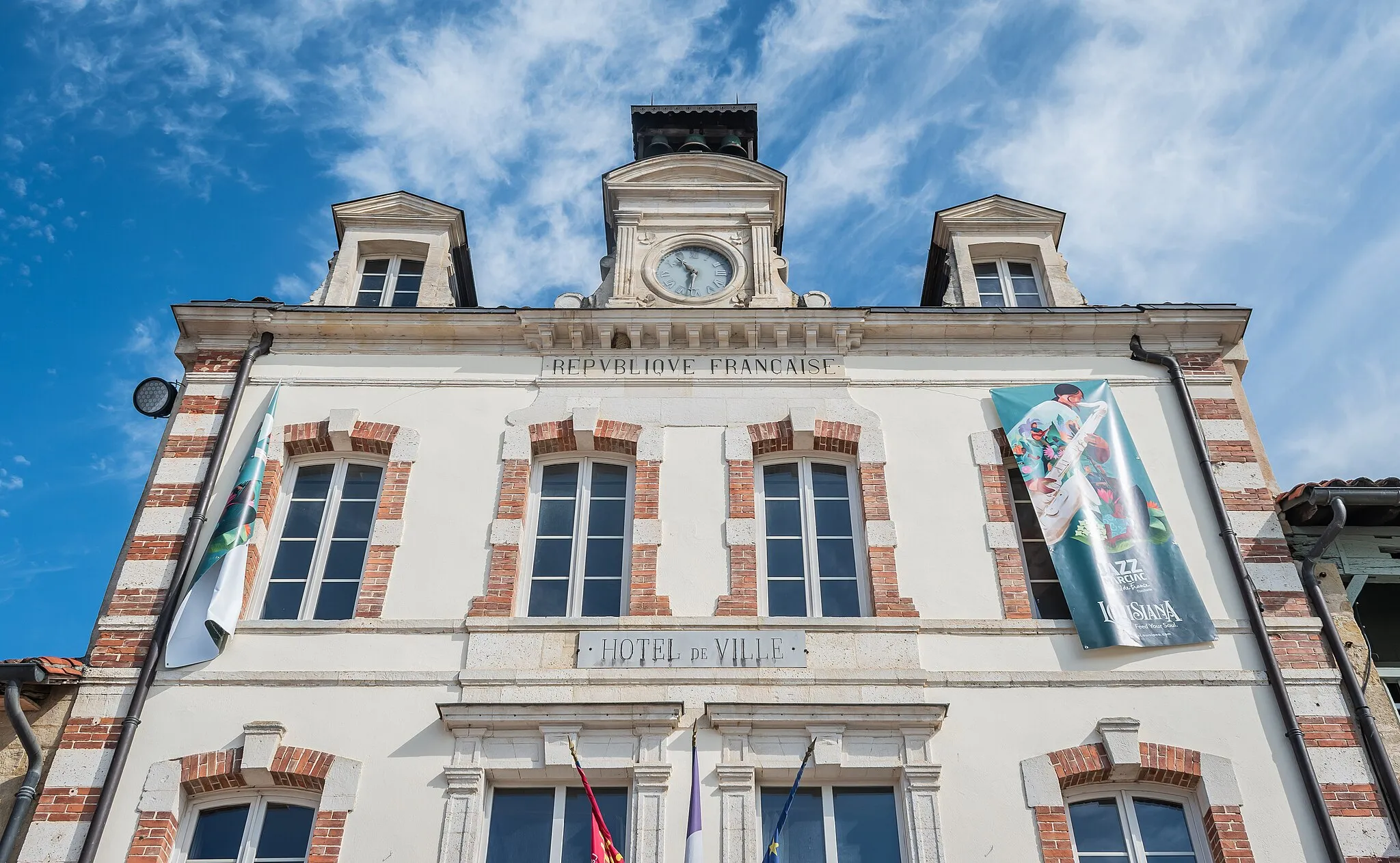 Photo showing: Upper part of the facade of the town hall of Marciac, Gers, France