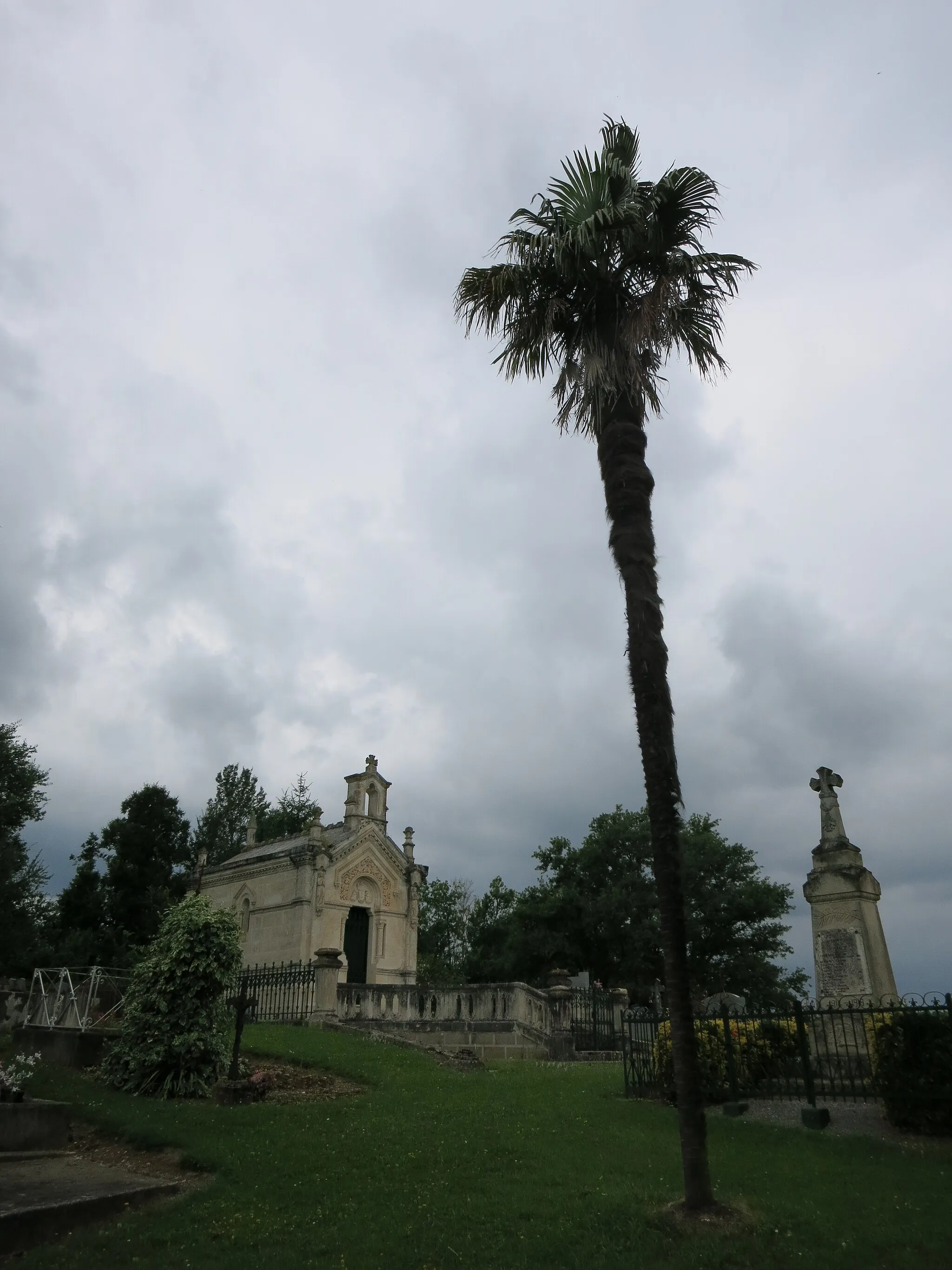 Photo showing: Le cimetière de Montégut-Arros, attenant à l'église Notre-Dame de l'Assomption.