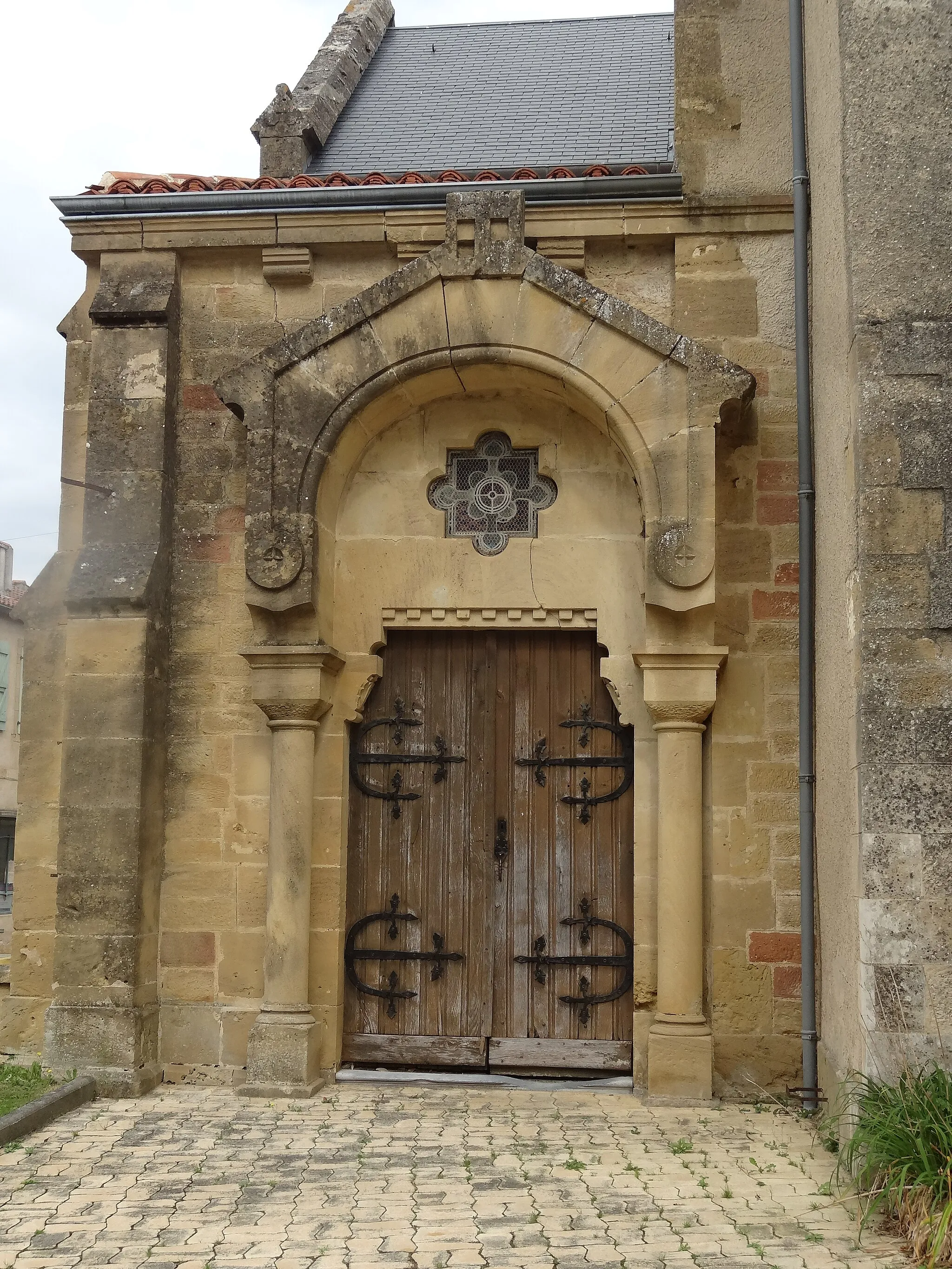 Photo showing: Porche de l'église de Miélan.