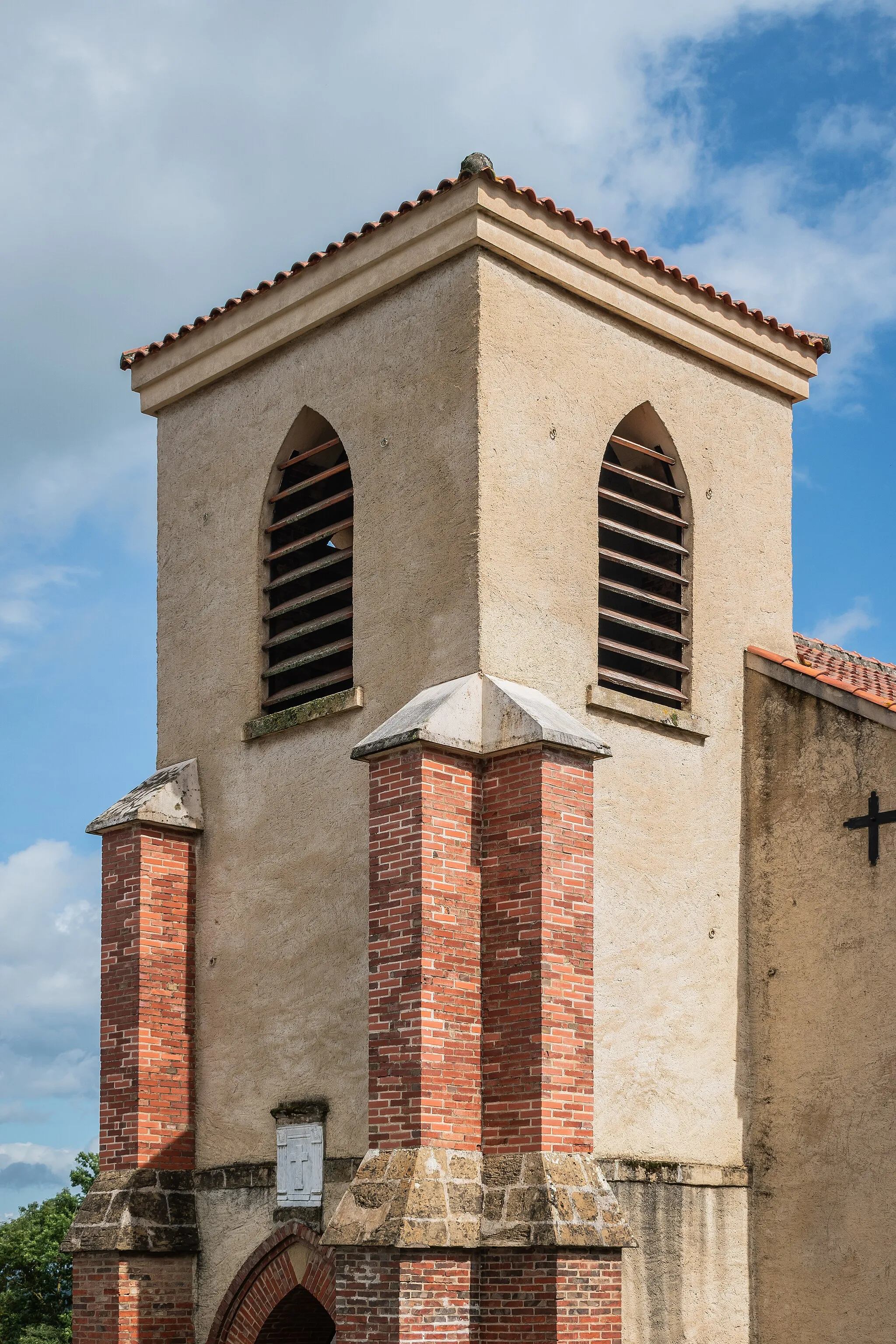 Photo showing: Bell tower of the Saint James the Greather church in Sarraguzan, Gers, France