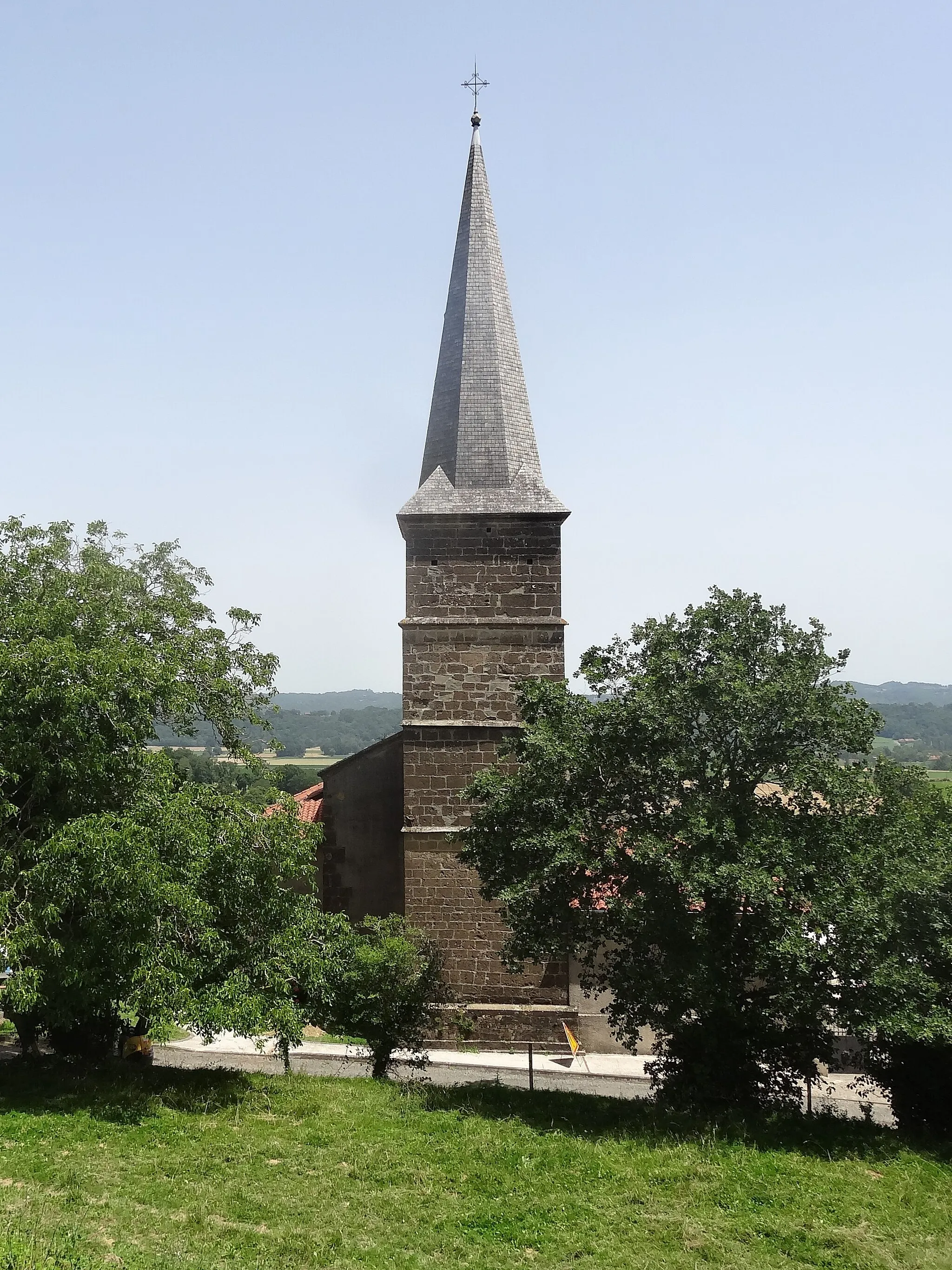 Photo showing: Le clocher de l'église Saint-Étienne de Duffort vu depuis l'ouest.
