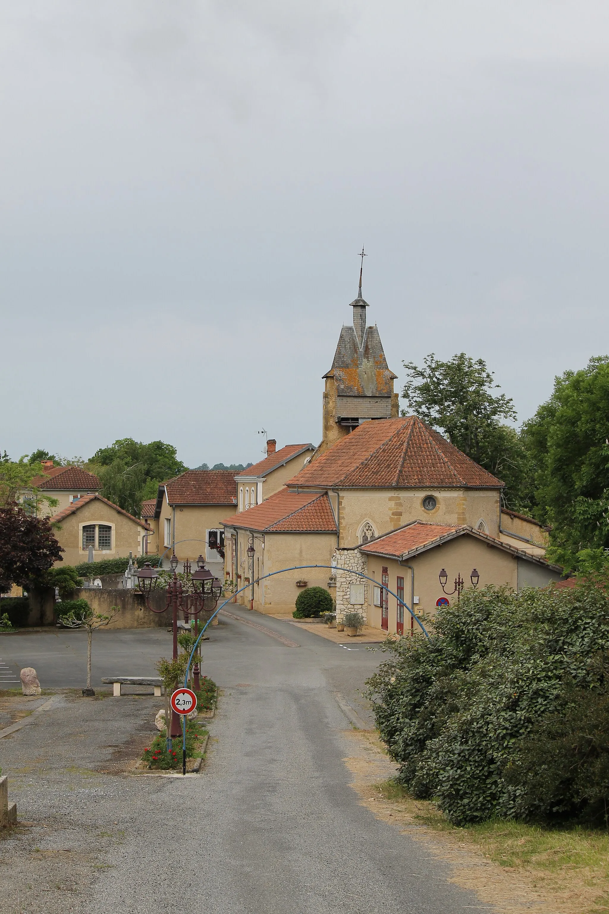Photo showing: L'église Sainte-Madeleine de Moncassin