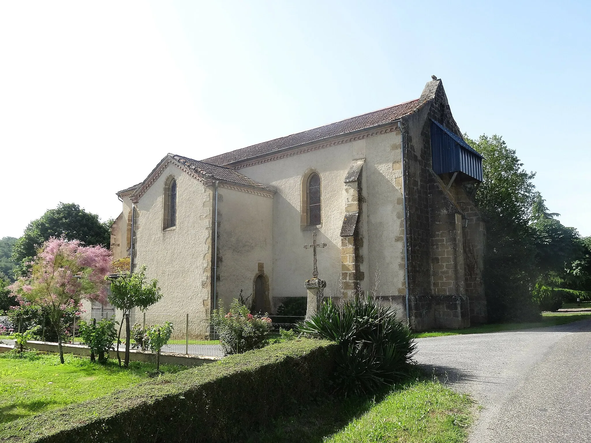 Photo showing: L'église Saint-Jean-Baptiste d'Aujan-Mournède vue depuis la D150. À noter la croix au premier plan.