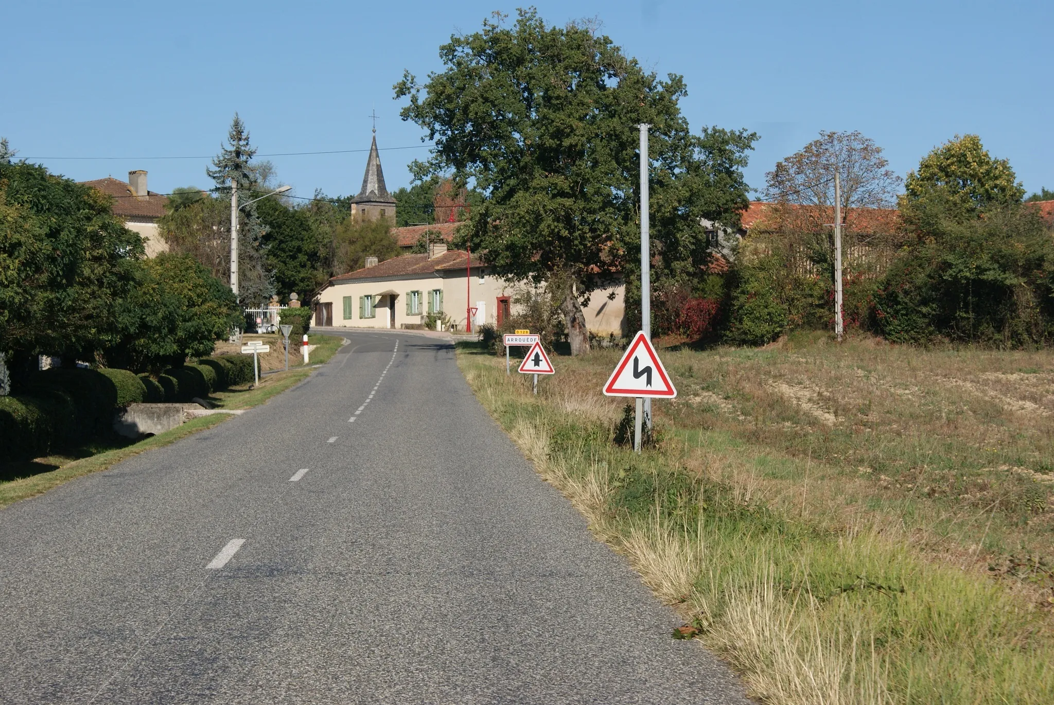 Photo showing: Arrouède, een dorp aan de D128.