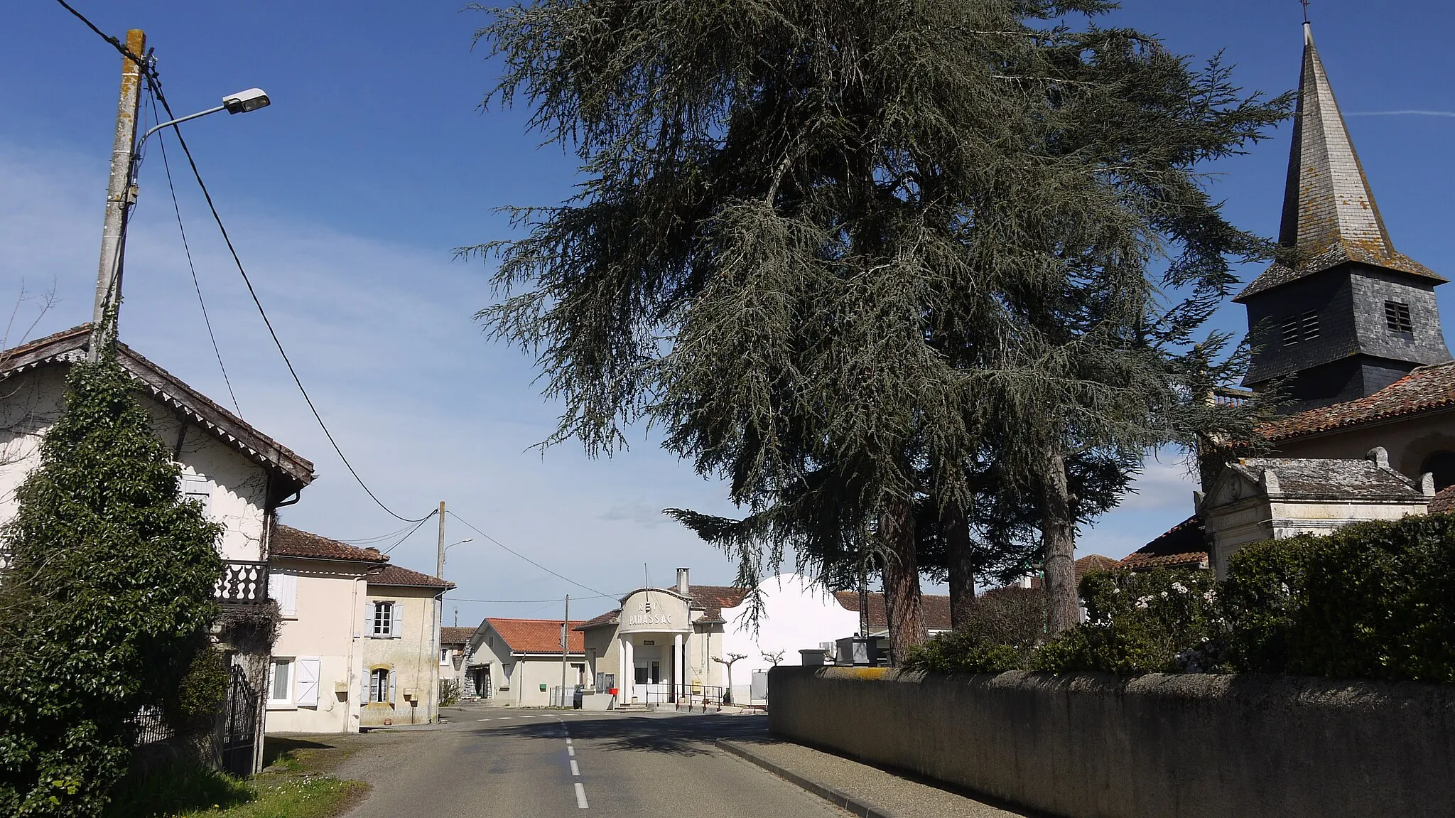 Photo showing: La rue principale de Panassac, avec à droite l'église et au fond la mairie.