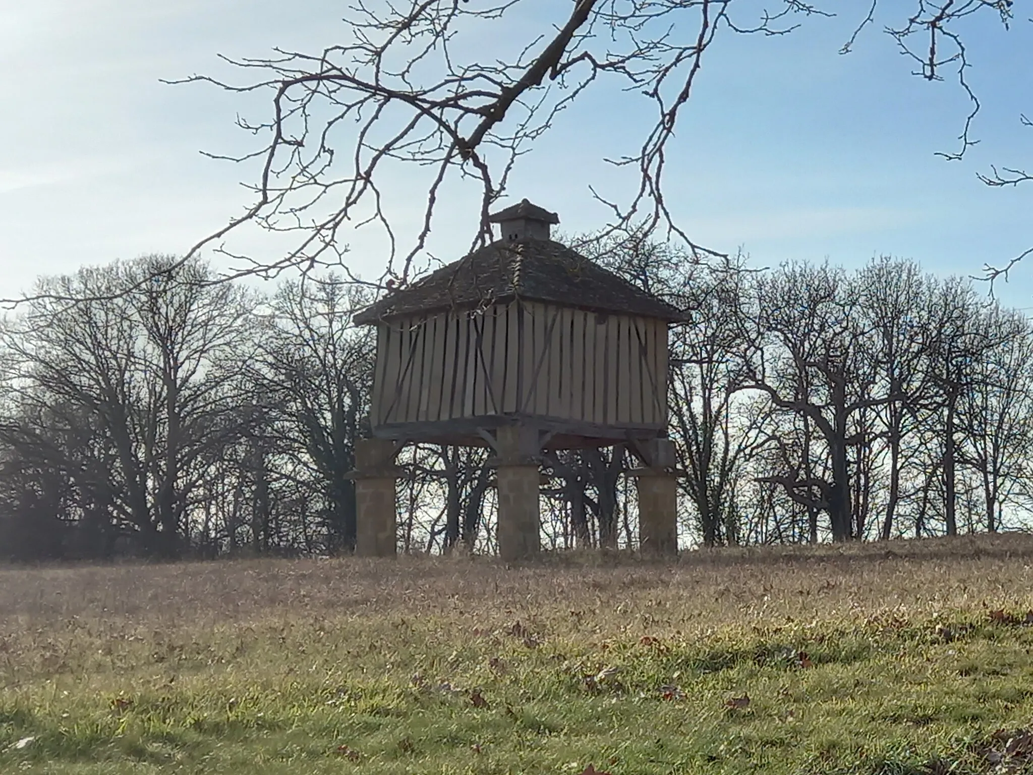 Photo showing: Pigeonnier associé au château de Salleneuve situé sur la commune de Mont-d'Astarac en février 2022.